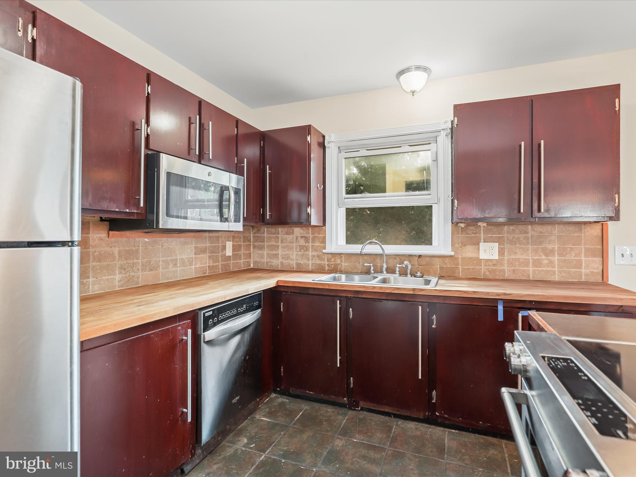 WOODLAND BEACH - Residential