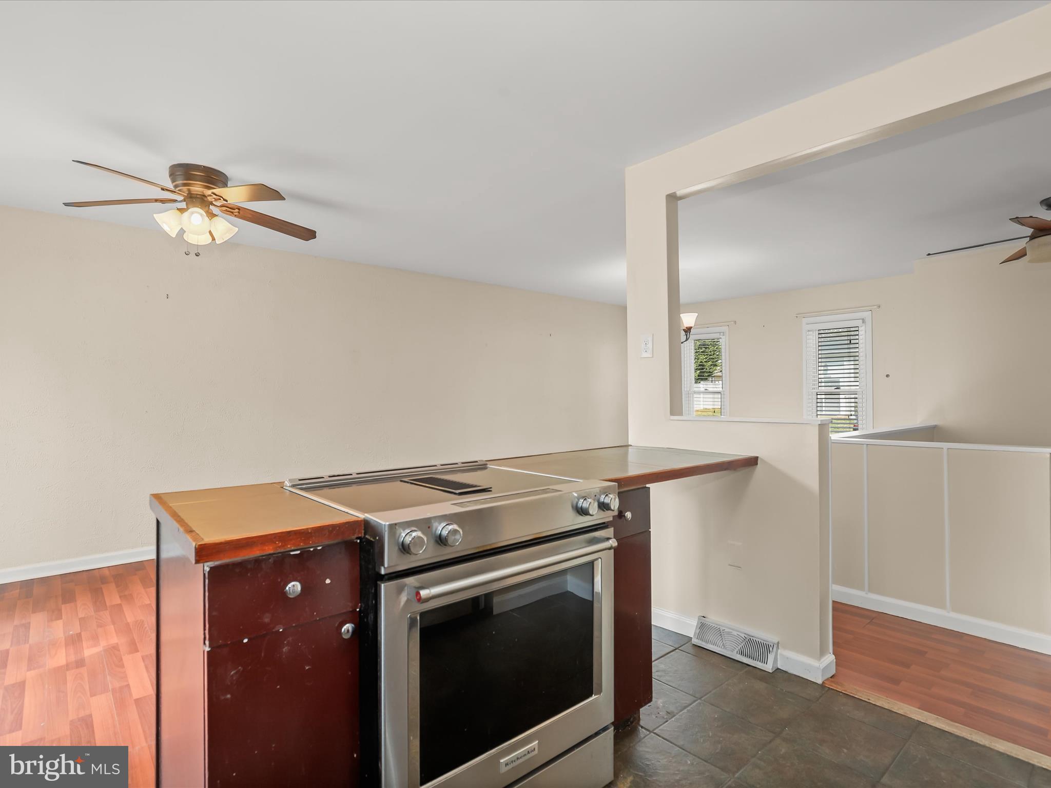 WOODLAND BEACH - Residential