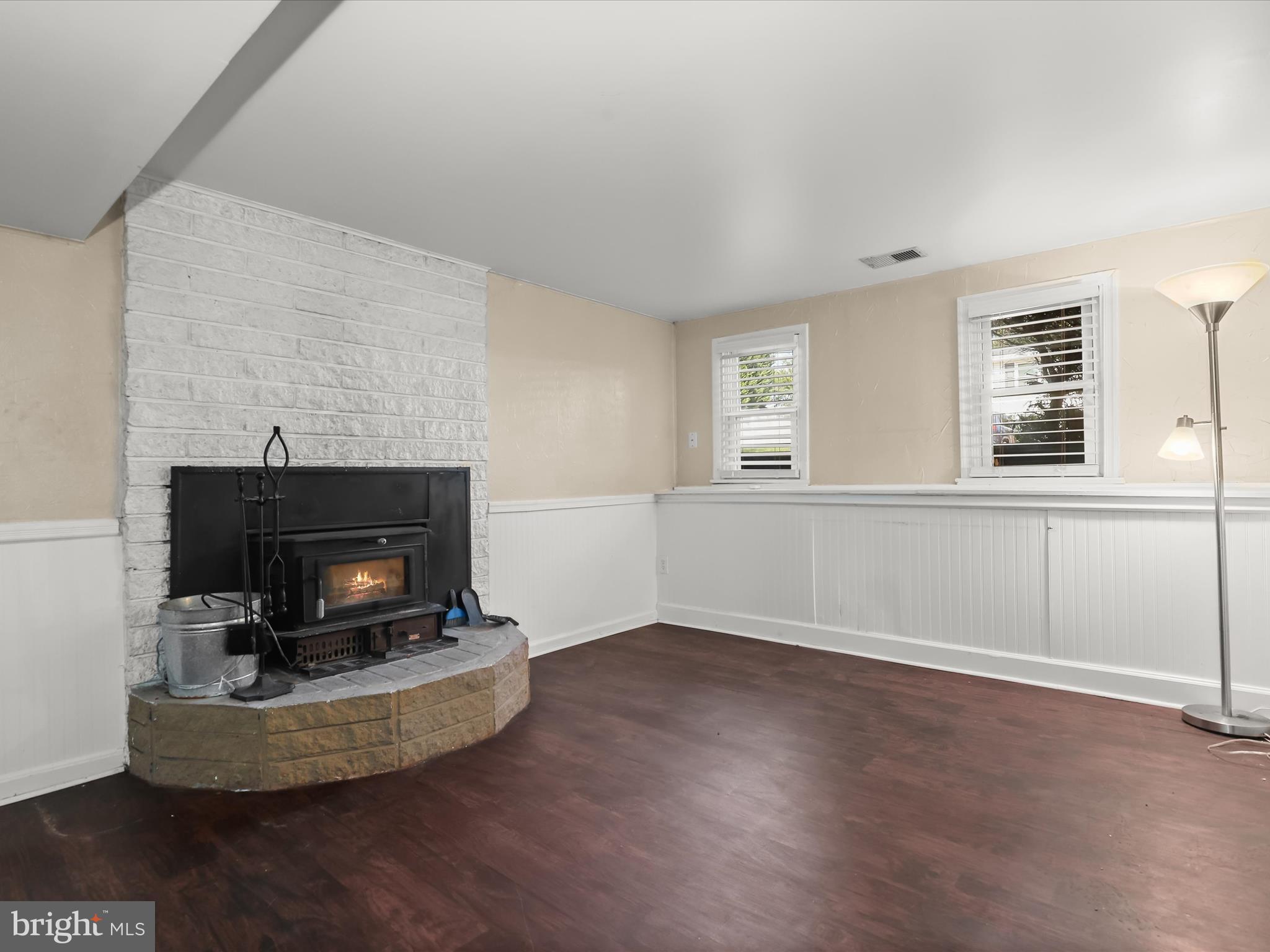 WOODLAND BEACH - Residential