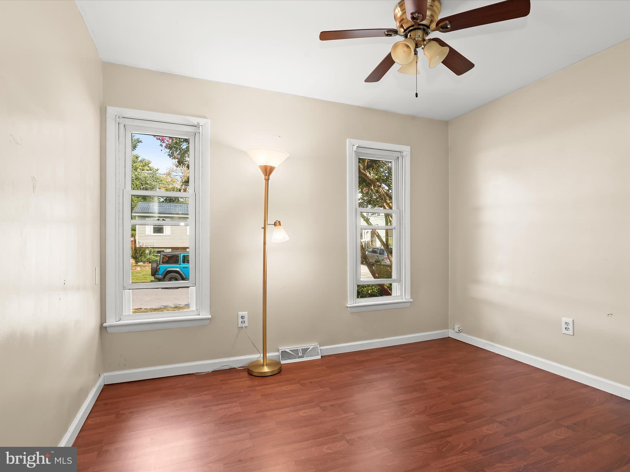 WOODLAND BEACH - Residential