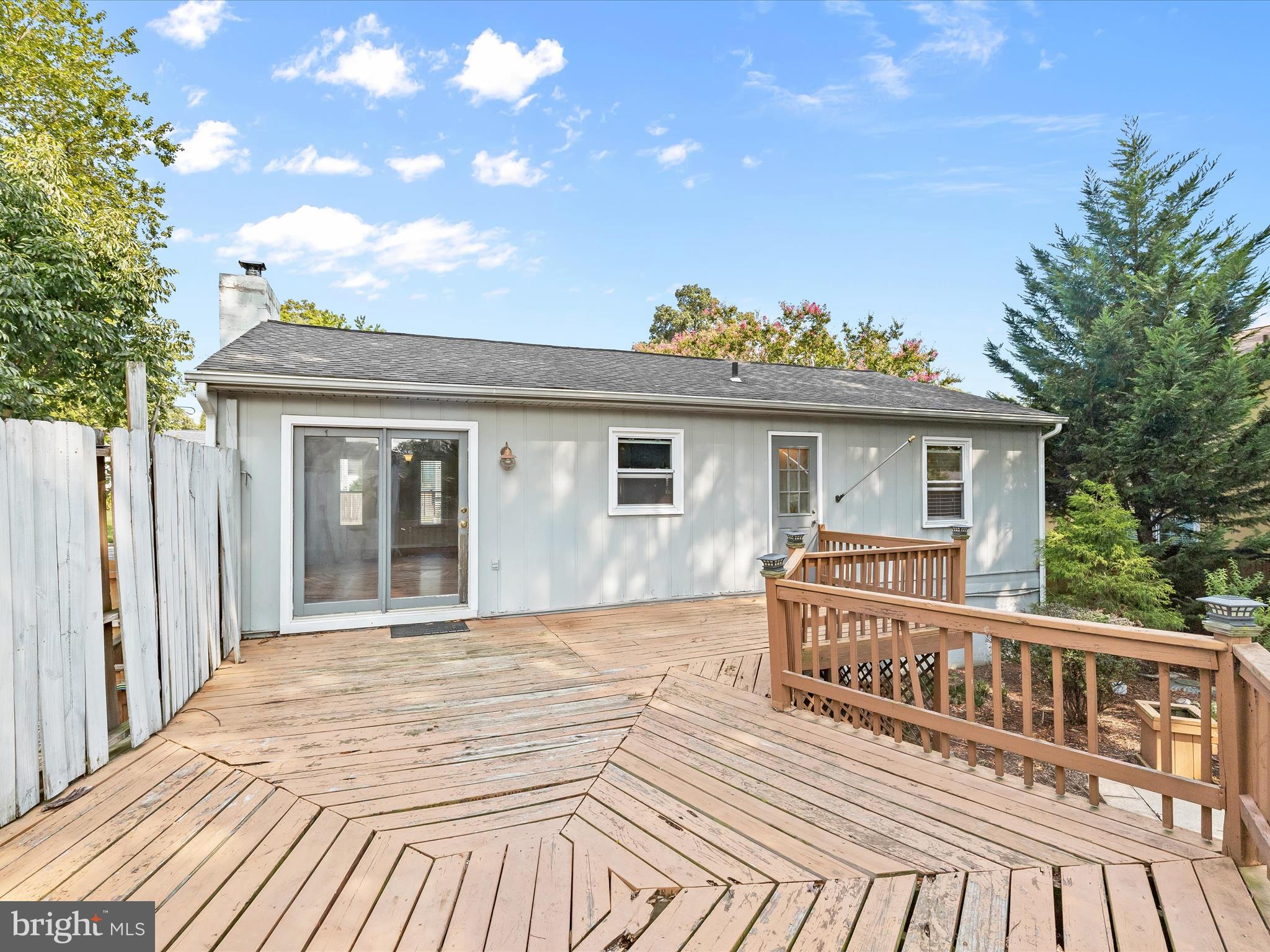 WOODLAND BEACH - Residential