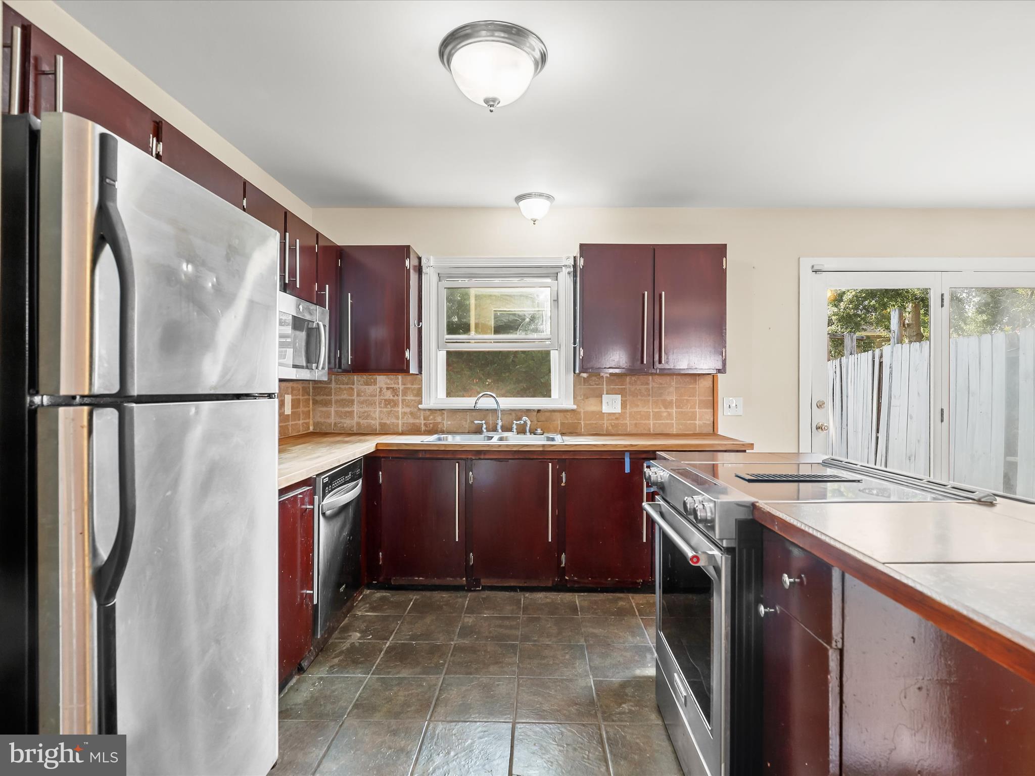 WOODLAND BEACH - Residential