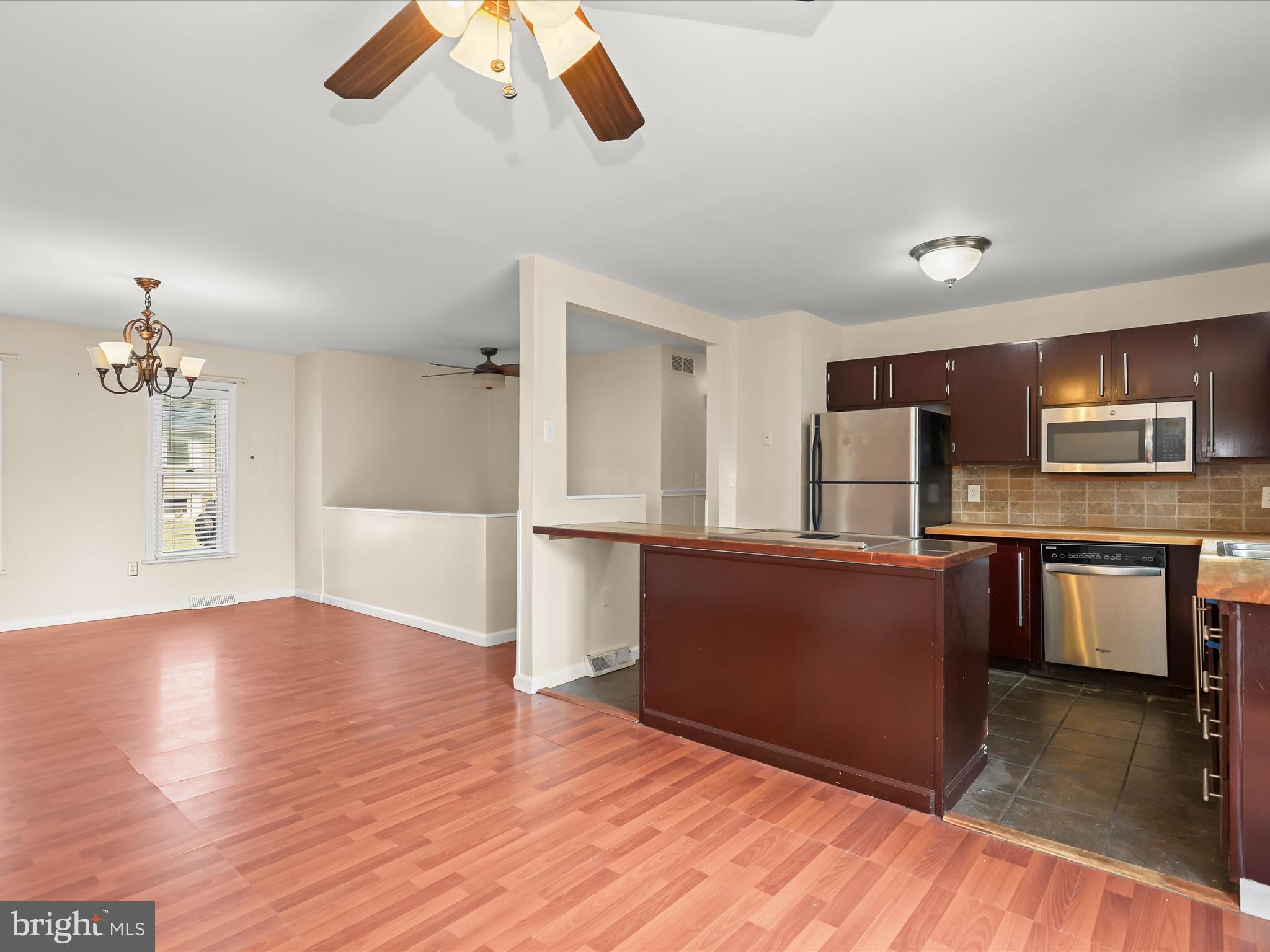 WOODLAND BEACH - Residential