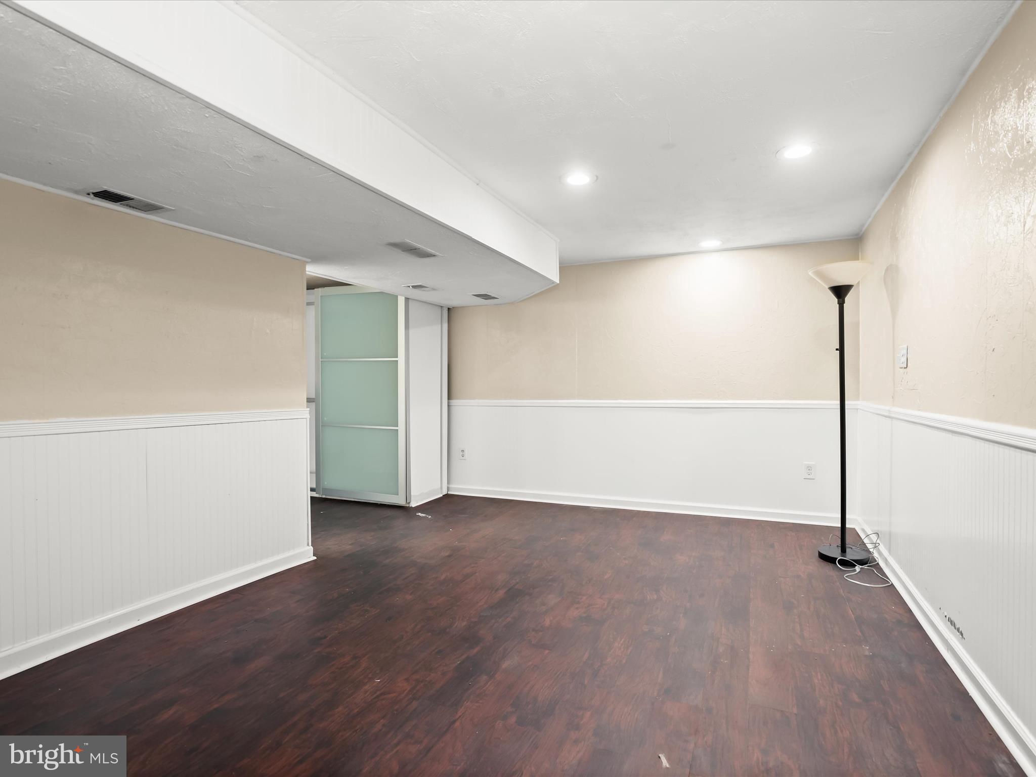 WOODLAND BEACH - Residential