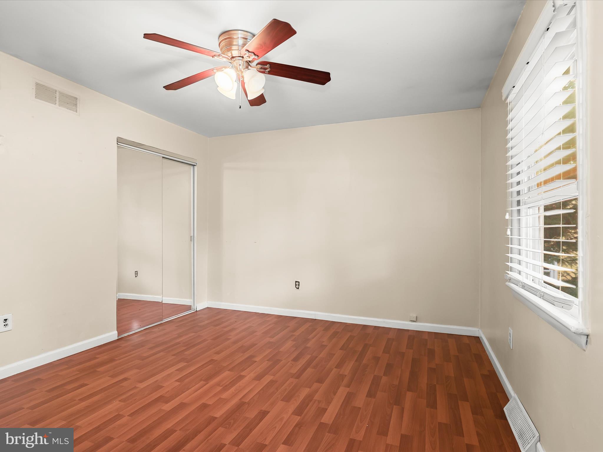 WOODLAND BEACH - Residential