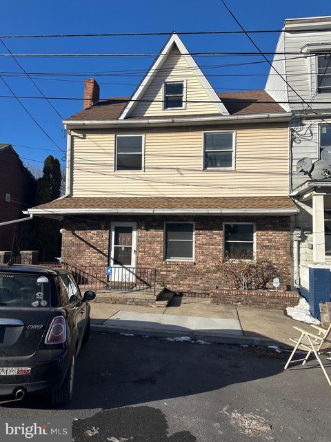 Townhouse For Sale - 217 E Avenue<br/> MOUNT CARMEL, PA 17851
