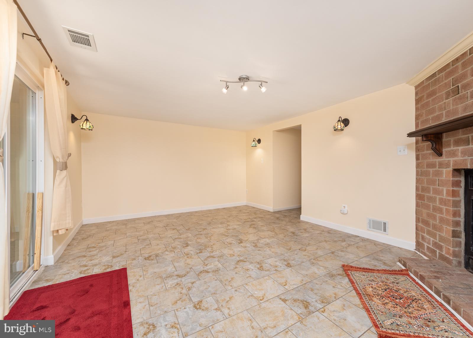 HICKORY HOLLOW - Residential Lease