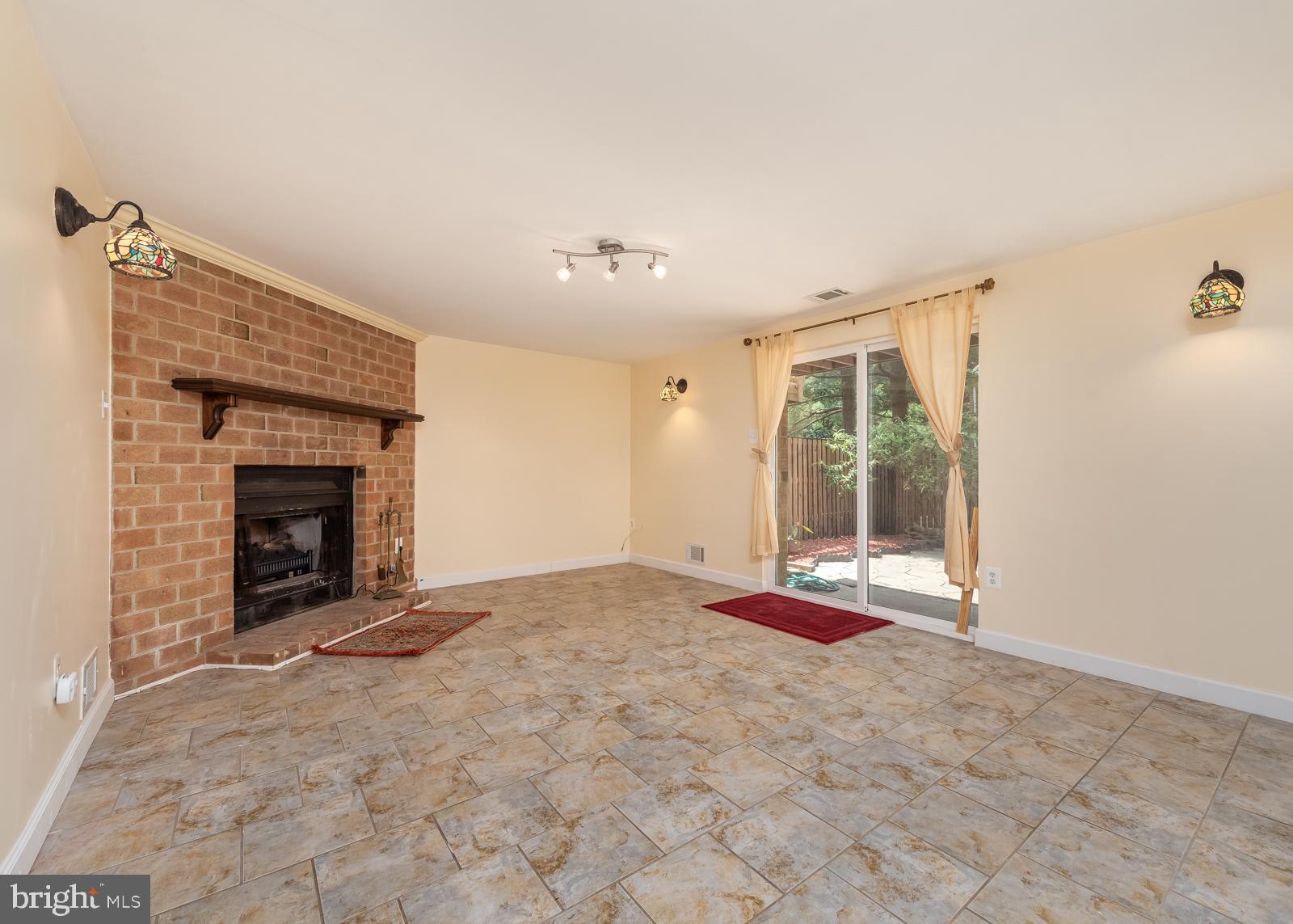 HICKORY HOLLOW - Residential Lease