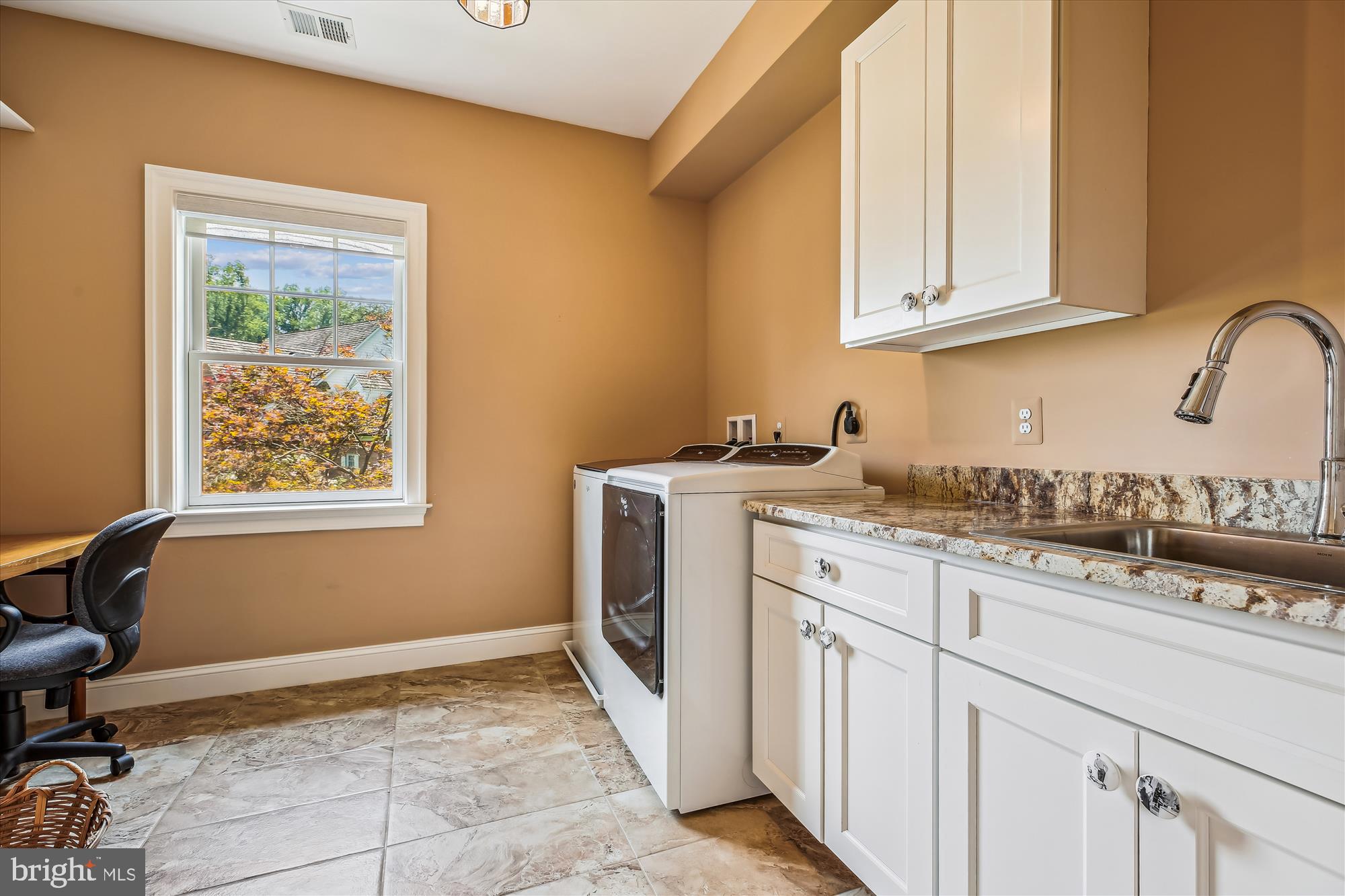 LUXMANOR - Residential Lease