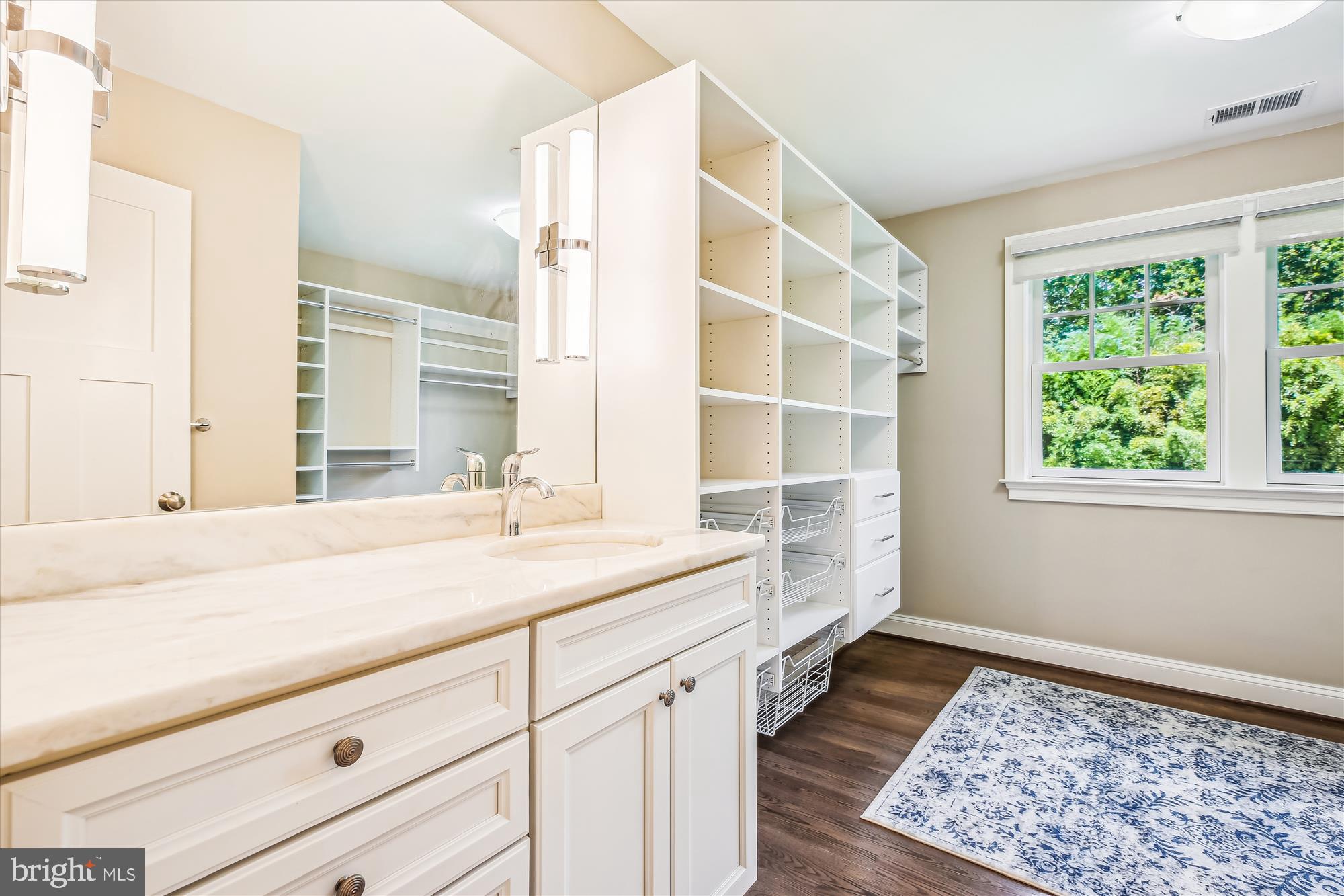 LUXMANOR - Residential Lease