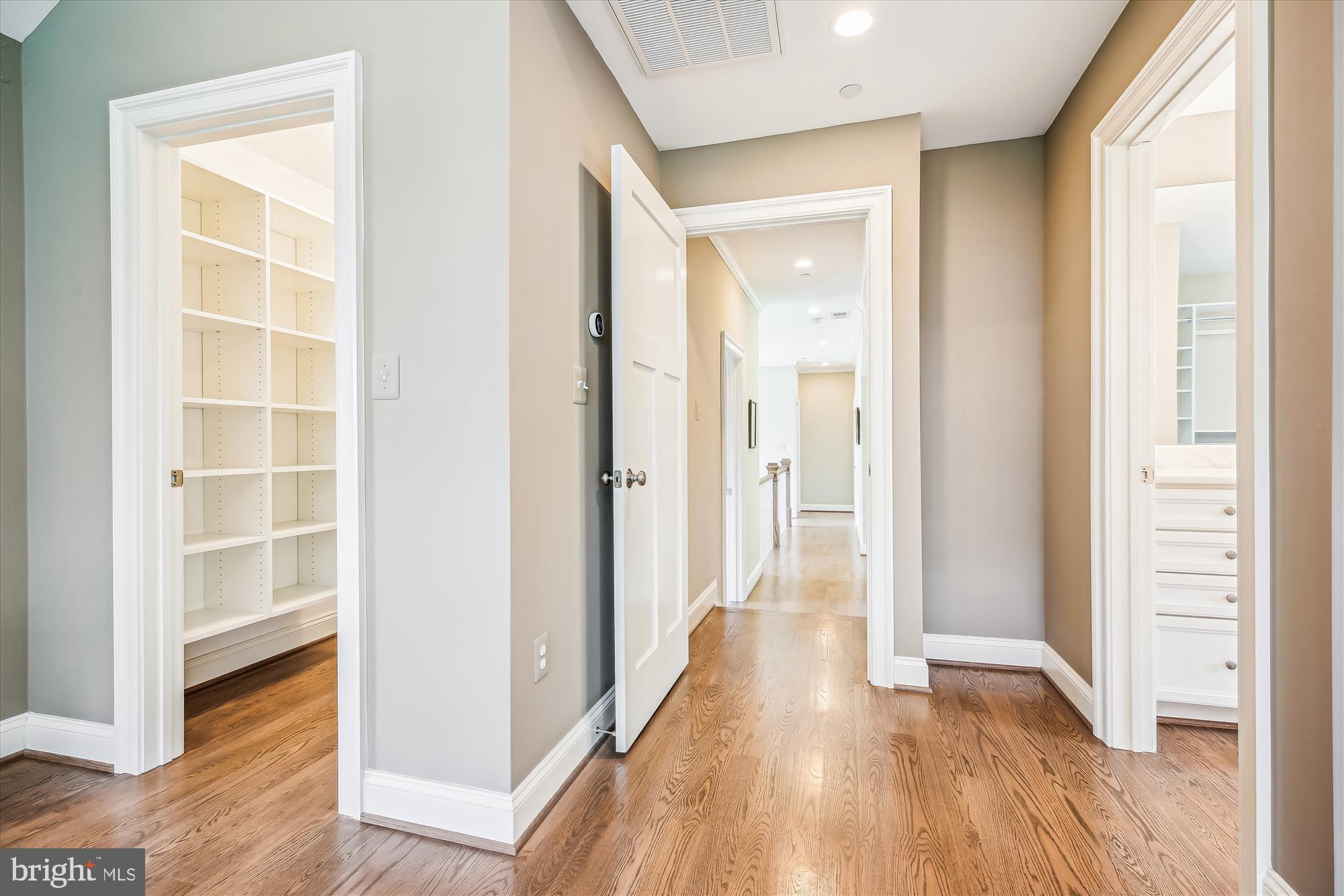 LUXMANOR - Residential Lease