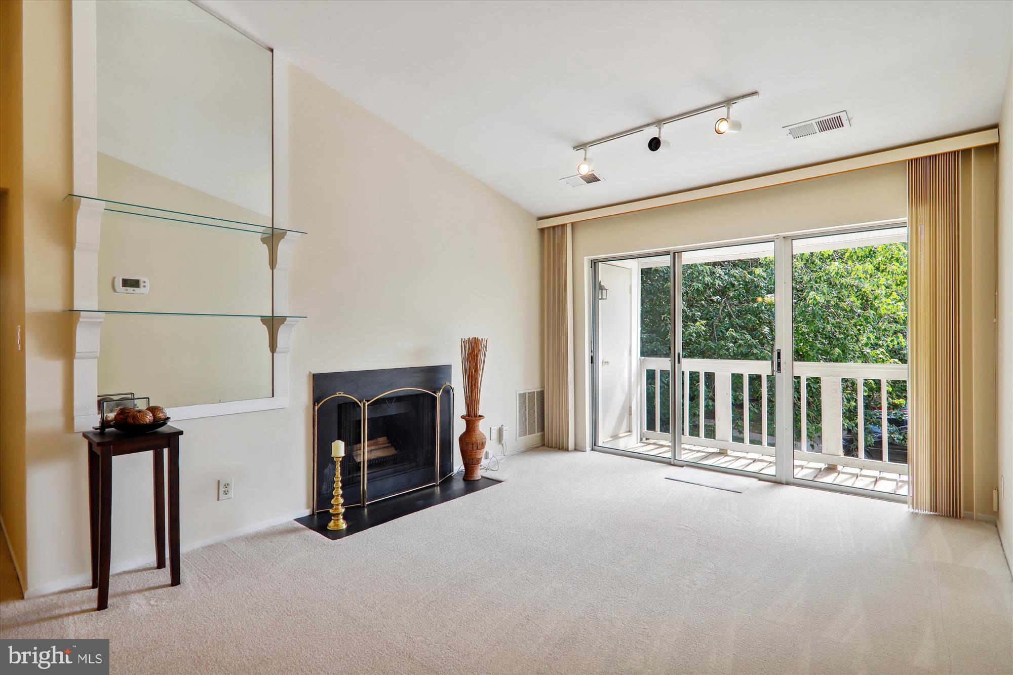 FARMINGDALE - Residential