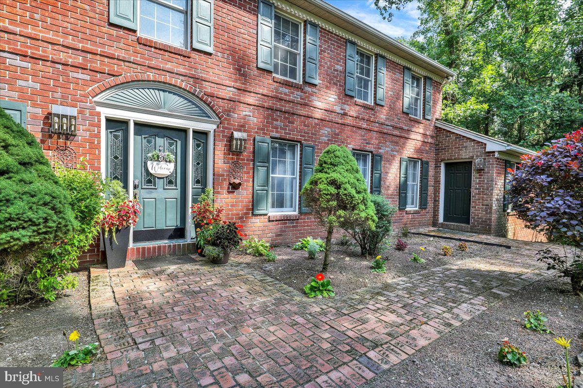 8 TUDOR COURT