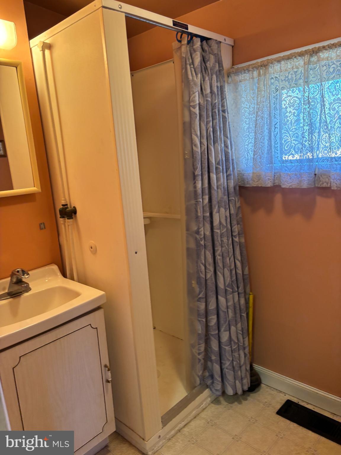 2551 HILLCREST AVENUE