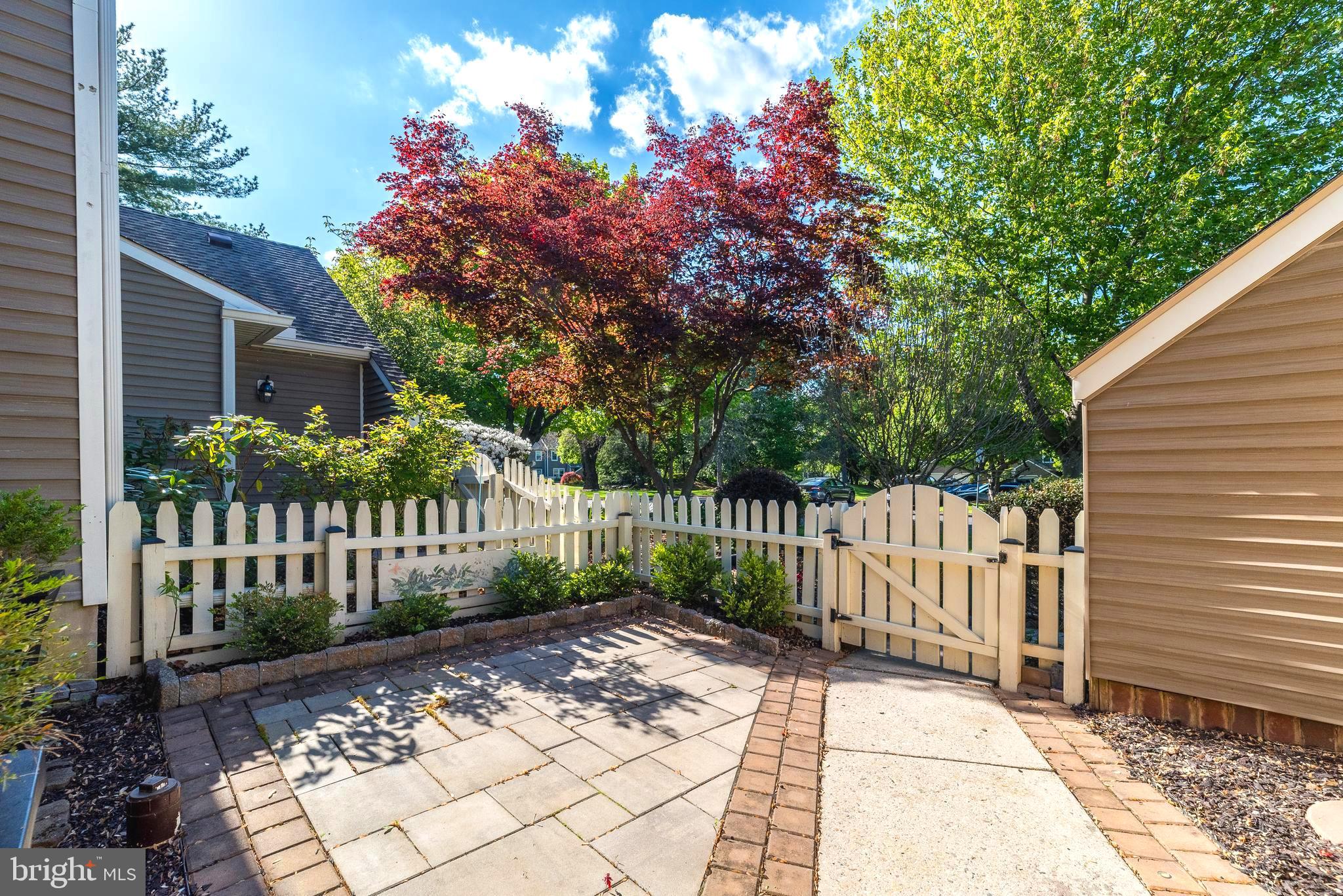 1607 LAKEVIEW CIRCLE