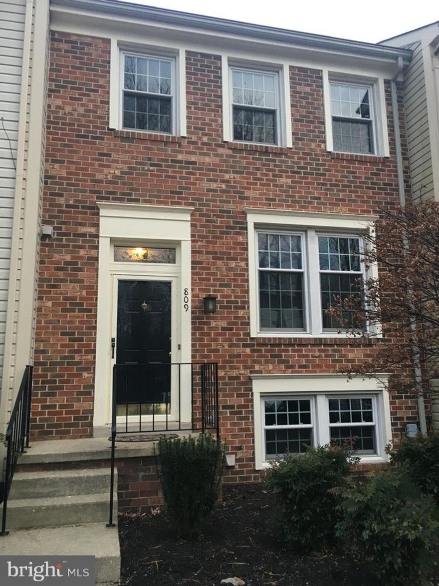 *****ROOMMATE SETUP******* PRIVATE 1 BEDROOM AND FULL BATH AREA AND SHARED LIVING SPACE. BEAUTIFUL HOME TO SHARE . LOCATED IN A WATER PRIVILEGED COMMUNITY .  ALL SHOWINGS MUST BE MADE WITH THE OWNER.