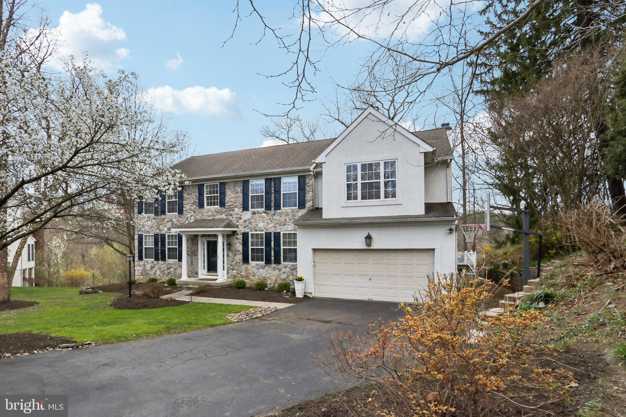 909 W DAFFODILL LANE