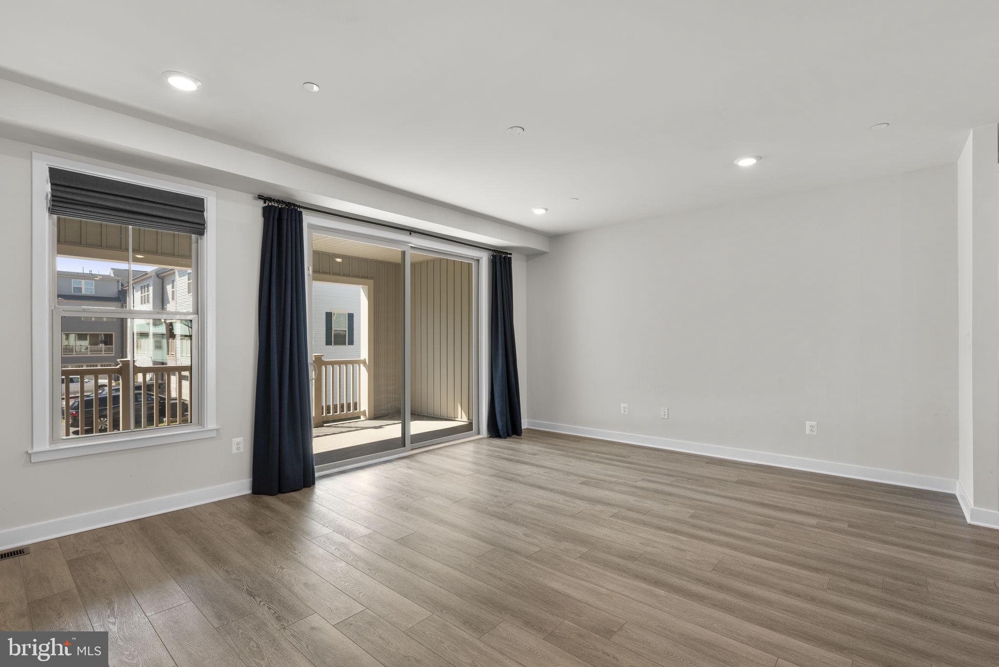 LAKE LINGANORE TOWN CENTER - Residential