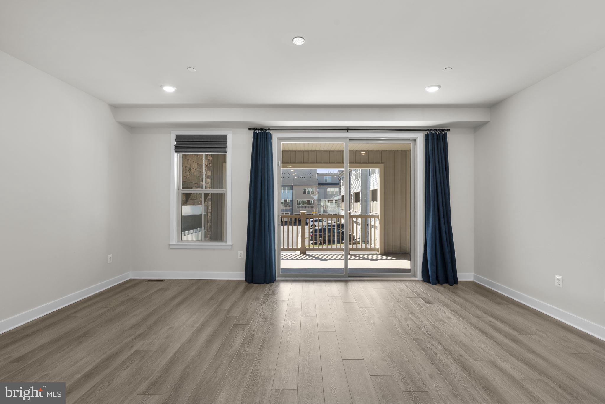 LAKE LINGANORE TOWN CENTER - Residential