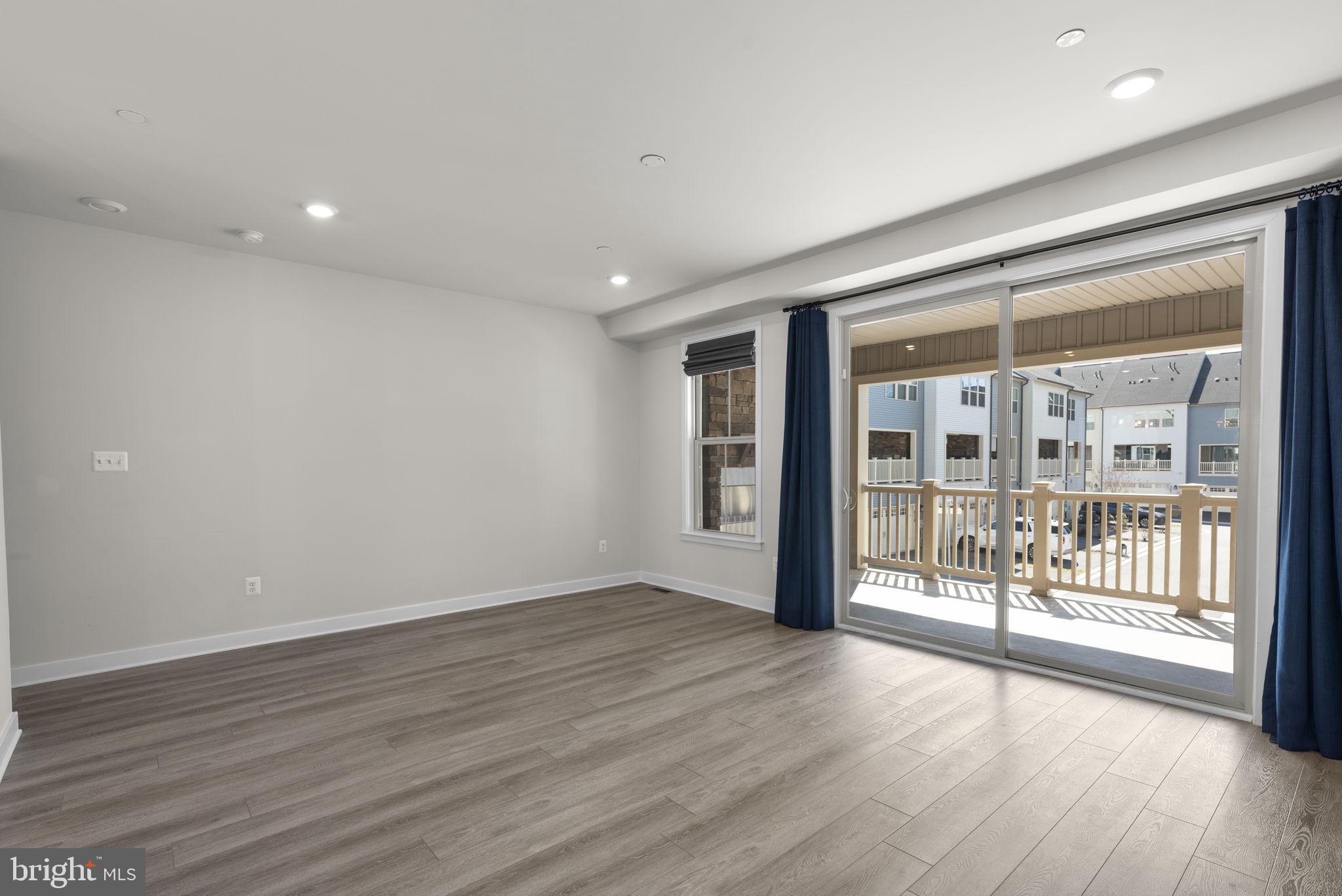 LAKE LINGANORE TOWN CENTER - Residential