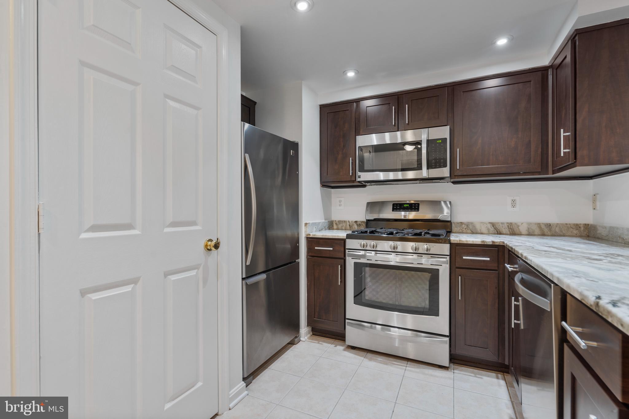 LEXINGTON SQUARE - Residential