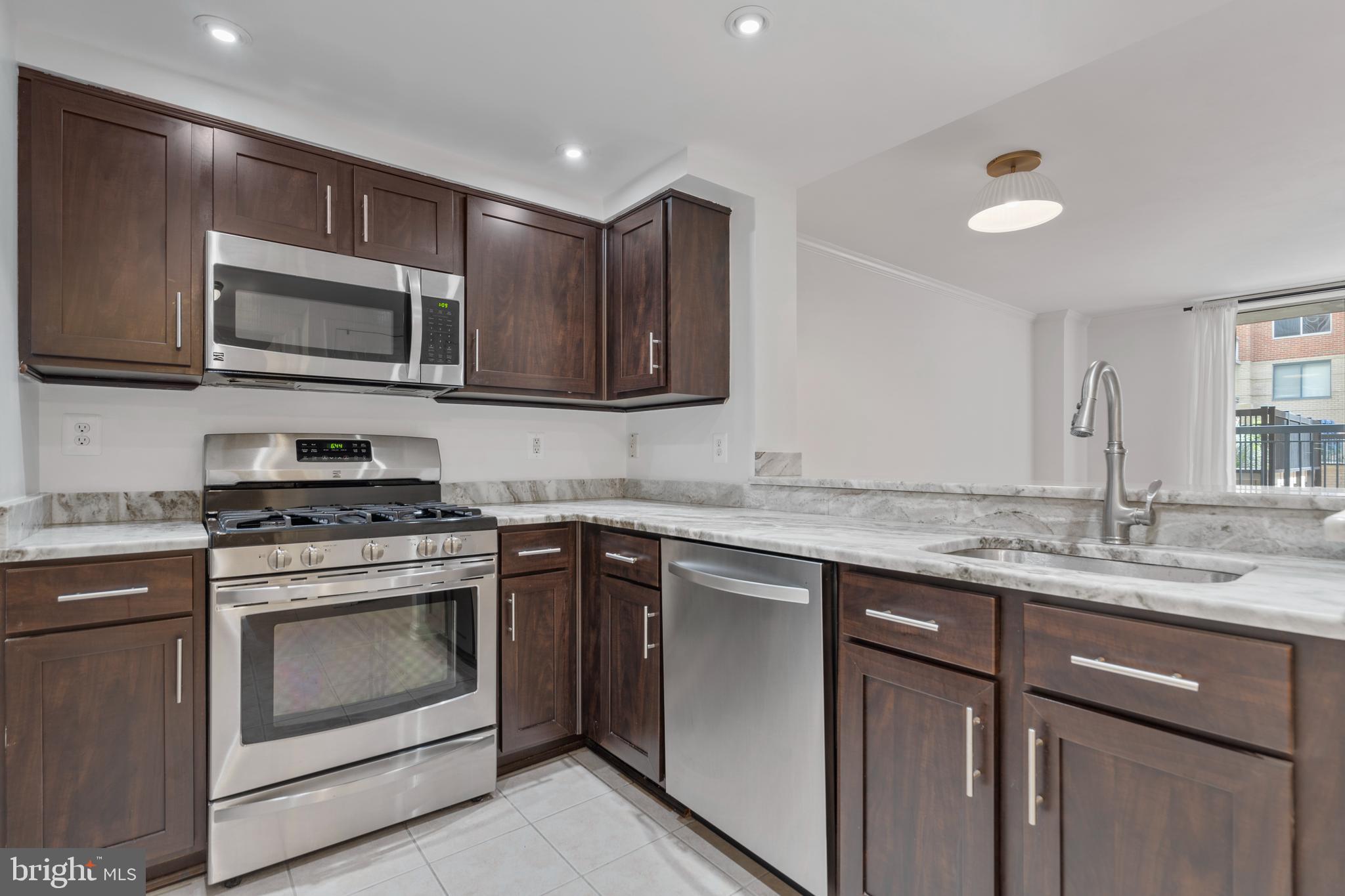 LEXINGTON SQUARE - Residential