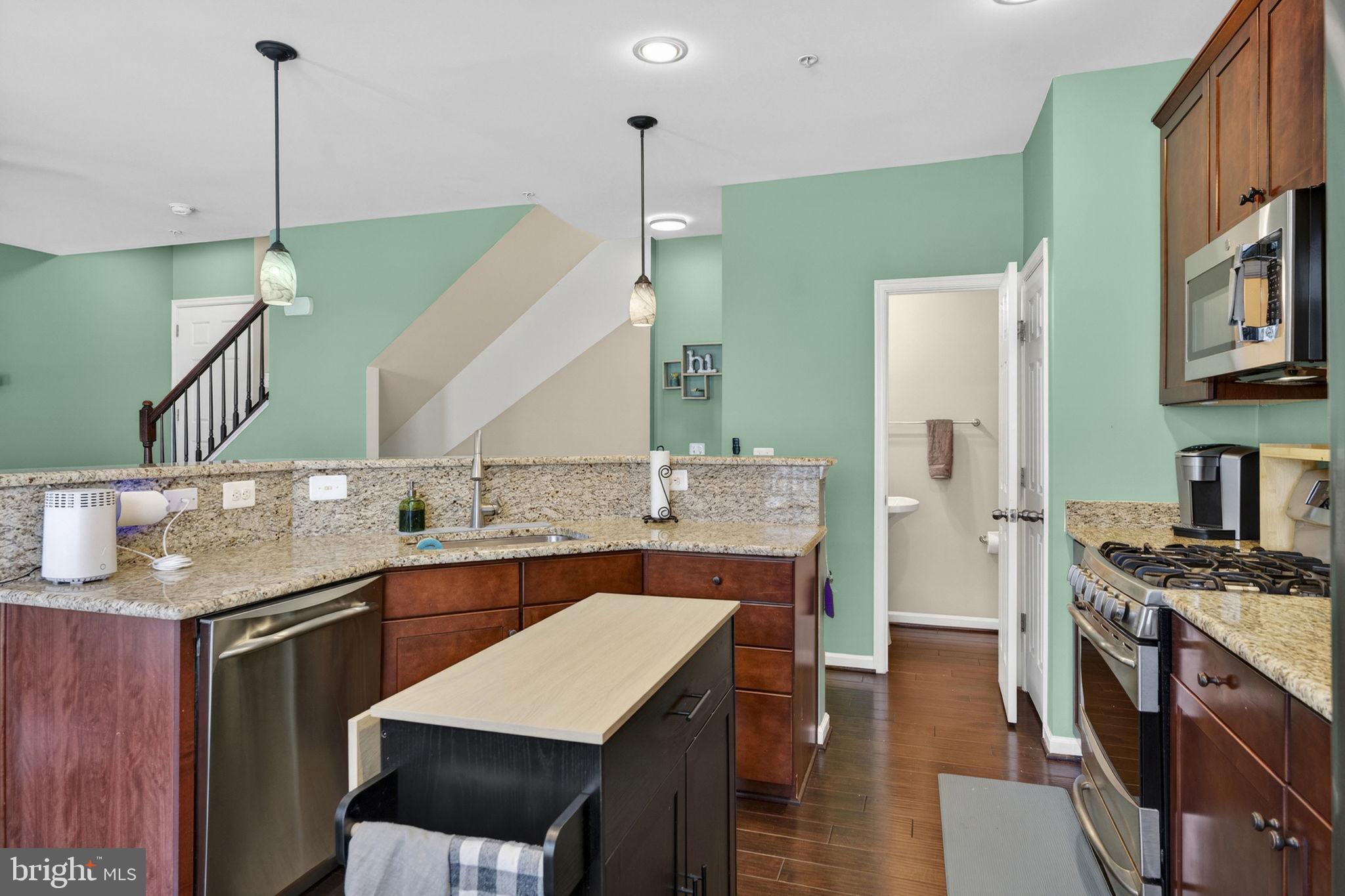 CASCADES PLACE CONDOMINIUM - Residential