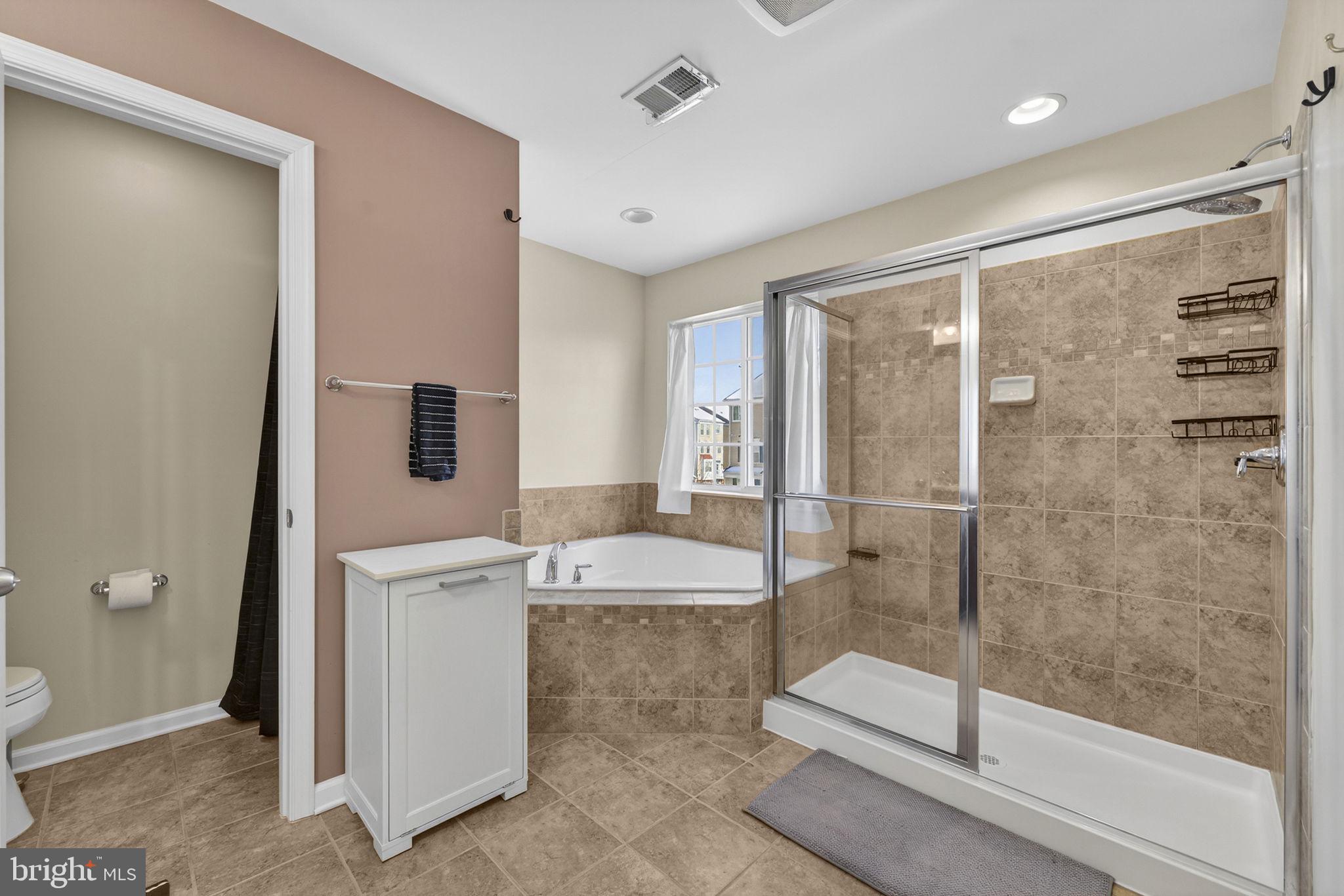 CASCADES PLACE CONDOMINIUM - Residential