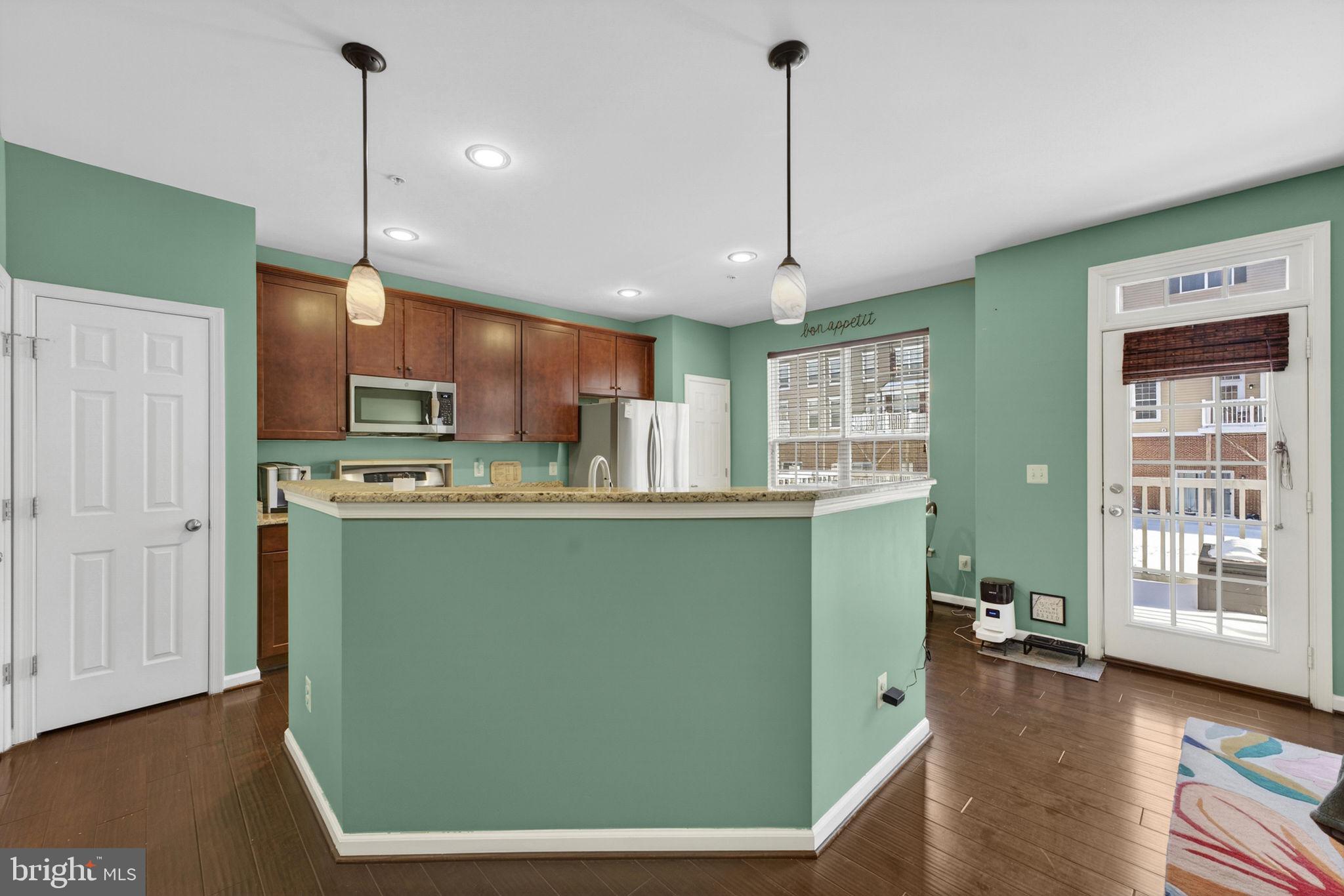 CASCADES PLACE CONDOMINIUM - Residential