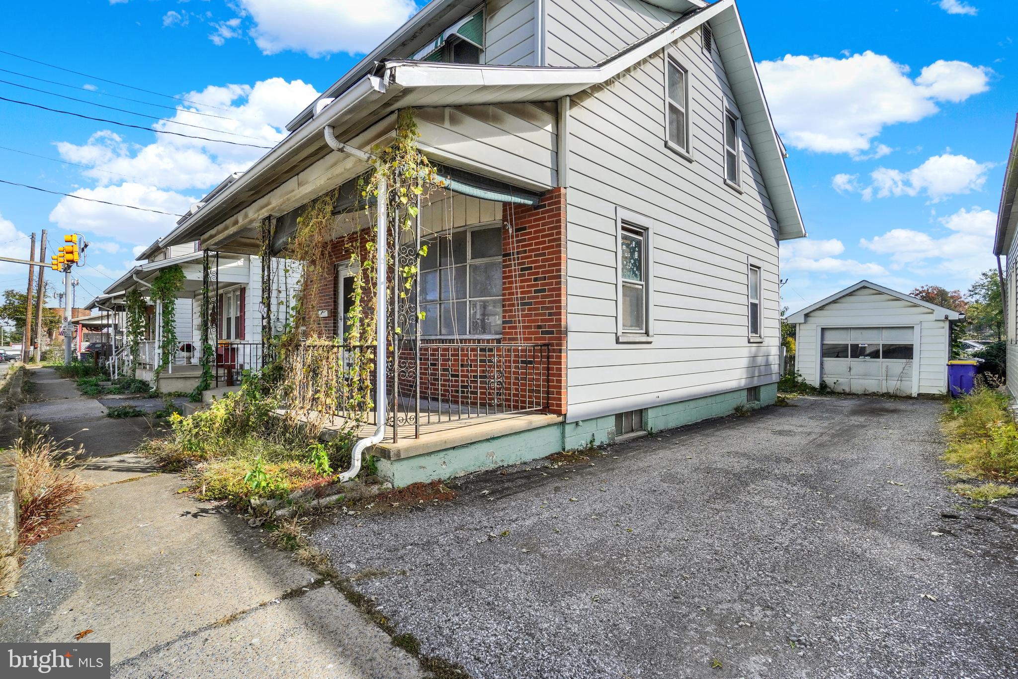 Main image without alt text