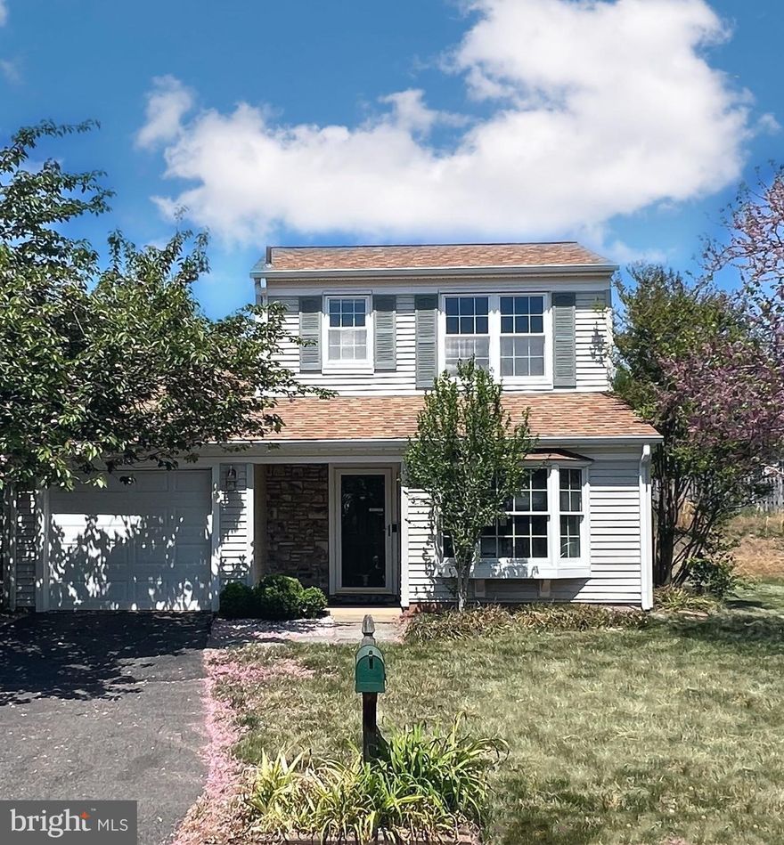 Single family home in Franklin Farm on a cul-de-sac! 3 beds, 2 baths, 1-car garage with attached storage & attic space. Quiet road at the end of a cul-de-sac with plenty of space to work and play & lots of parking. Rear yard with private deck adjacent to open, common area.  Large, updated kitchen, granite center island with seating area and bay window.  Separate dining and family room with cathedral ceiling and skylights creates a dramatic yet cozy living area.  Main level master bedroom with en suite, updated bathroom. Upper level has two additional rooms and fully renovated bathroom.  Hardwood floors, ceramic tile foyer & kitchen and carpeted bedrooms. Private driveway and garage with workbench, storage shelves & attic access with stairs.  Can't beat this location, privacy and price point for a single family home in Fairfax County! Pets considered, 12-24 month lease preferred. Credit and background checks. Use RENTSPREE online application please!