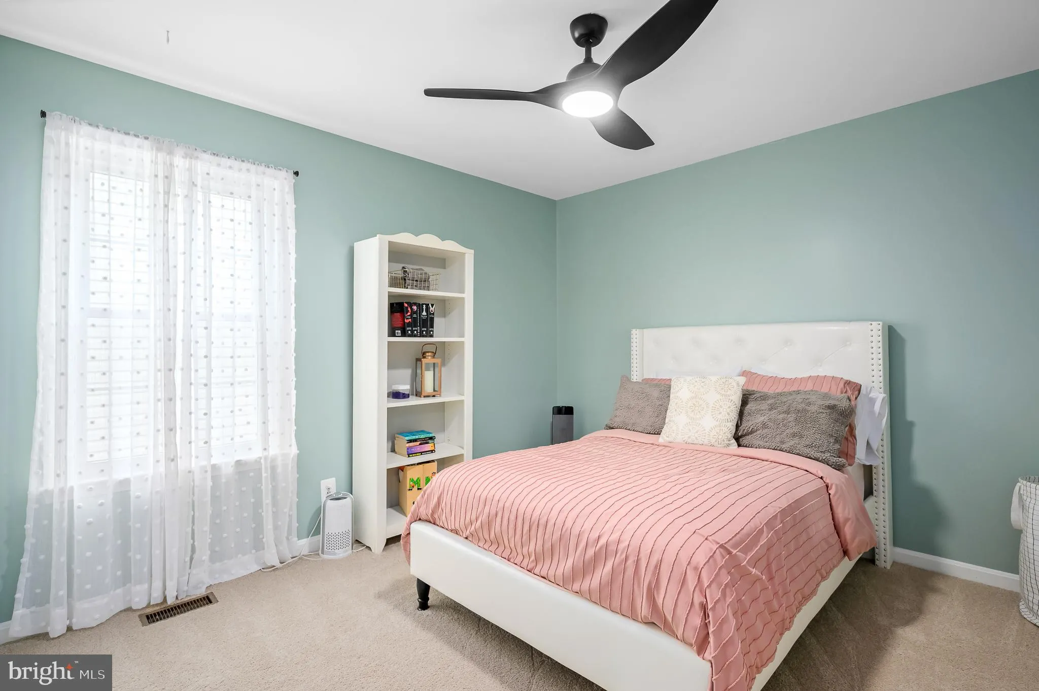 Leesburg, Virginia 20176, United States, 3 Bedrooms Bedrooms, ,3 BathroomsBathrooms,Residential,Pending,235431