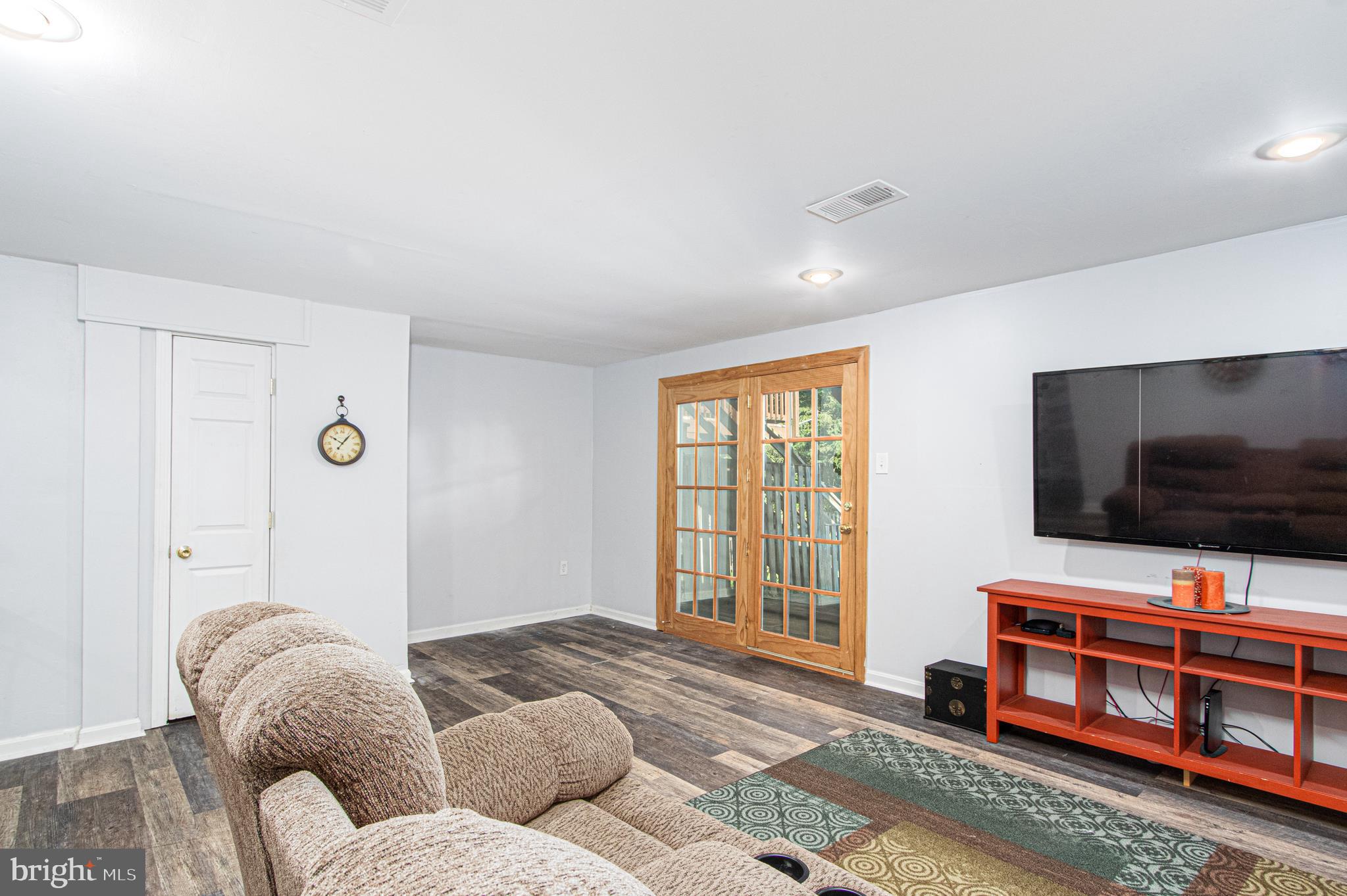 CONSTANT FRIENDSHIP - Residential