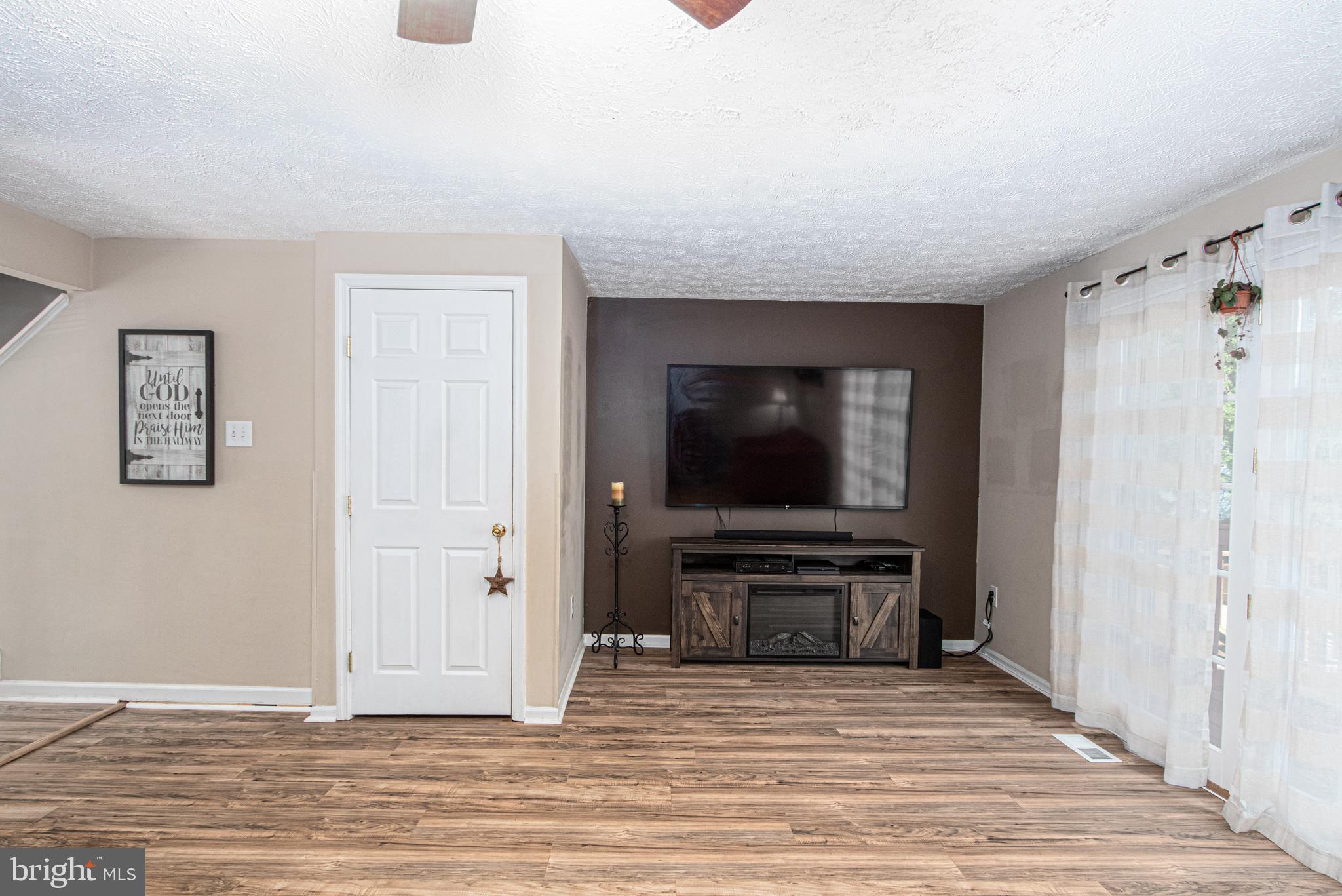 CONSTANT FRIENDSHIP - Residential