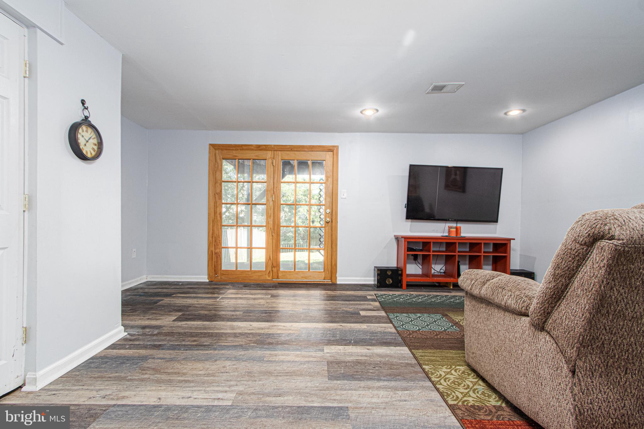 CONSTANT FRIENDSHIP - Residential