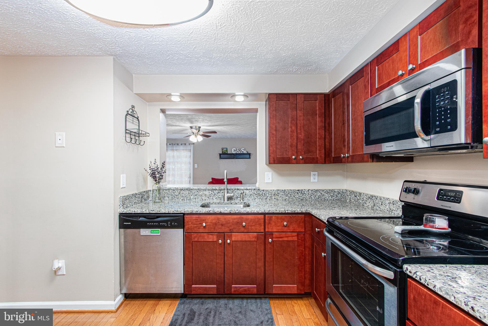 CONSTANT FRIENDSHIP - Residential