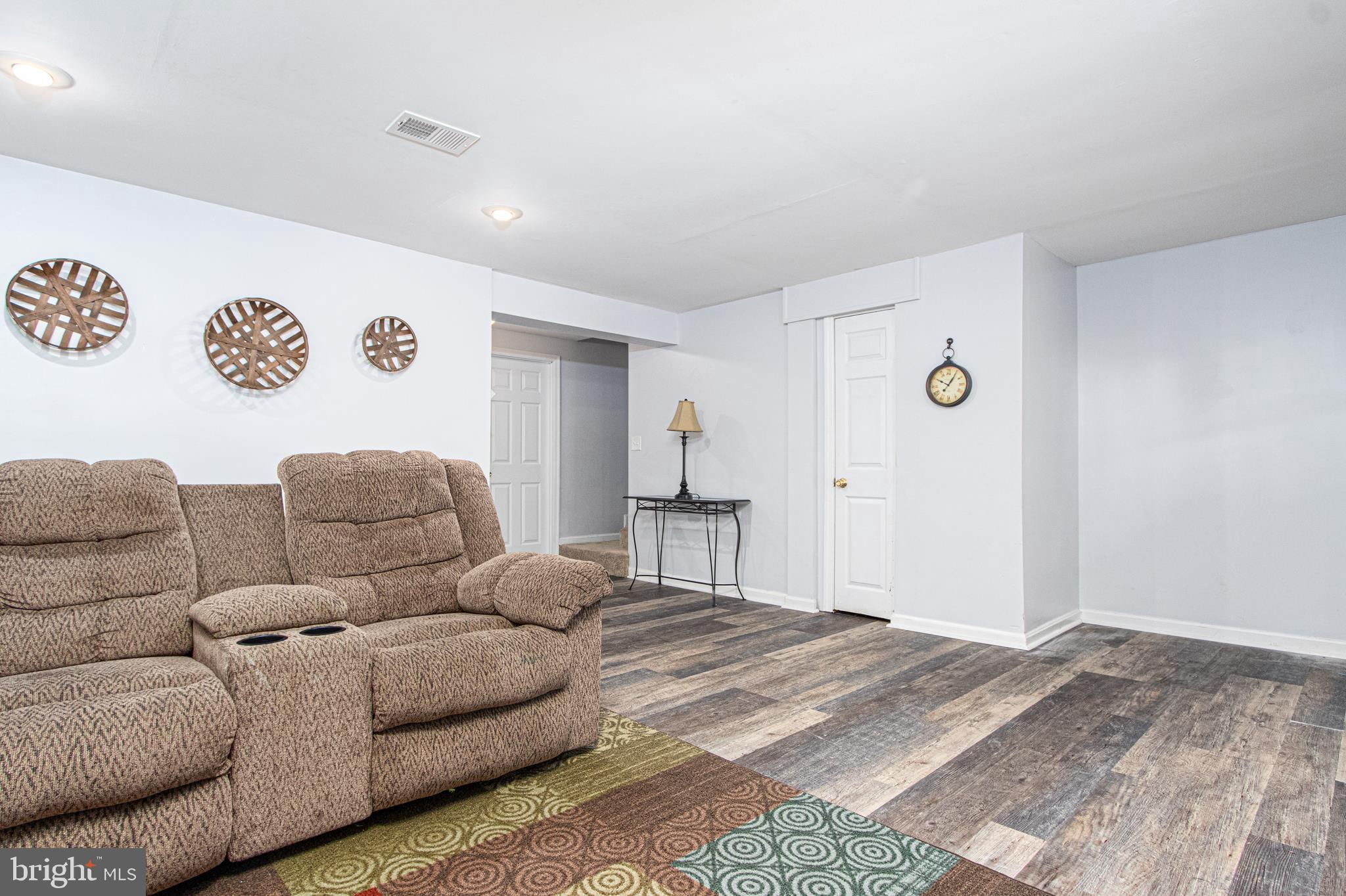 CONSTANT FRIENDSHIP - Residential