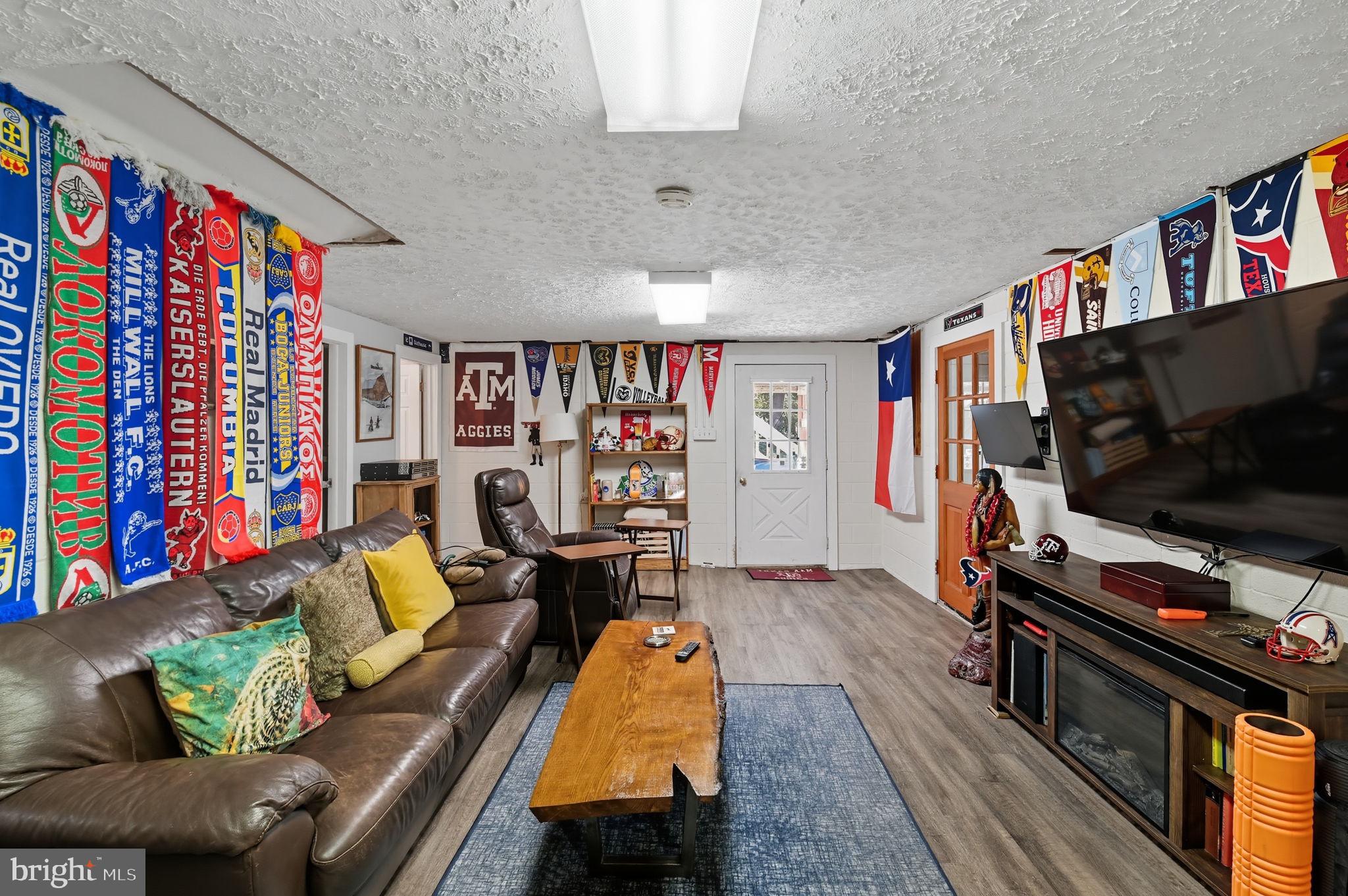 CREEKSIDE - Residential