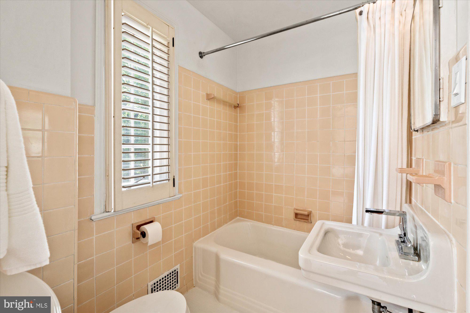 CHEVY CHASE HILLS - Residential