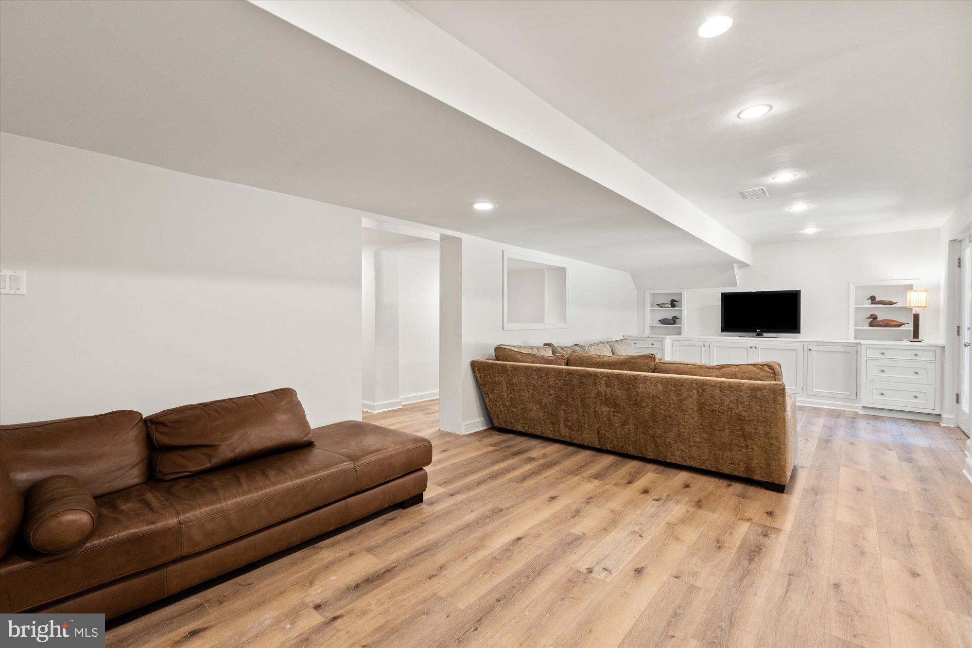 CHEVY CHASE HILLS - Residential