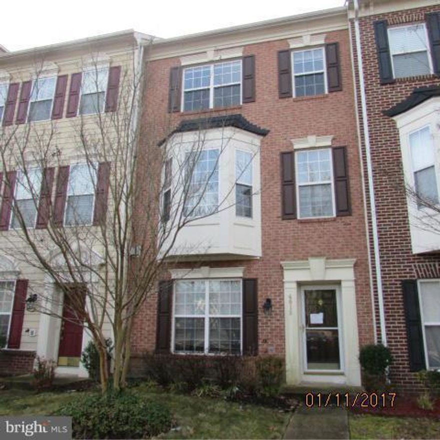 Spacious, beautiful, bright and roomy, 2 CAR GARAGE town home. Shows well. Granite and upgraded cabinets in kitchen with center island. Good size family room off kitchen with a cozy fireplace and built in bookcases. Large bedrooms with vaulted ceilings, Master has walk-in closet, Jacuzzi tub in master bath.