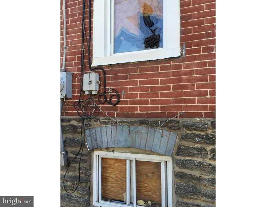 Great Investment property in Germantown. Very close to Lasalle !! This is a MUST see. Fair condition. Must submit a proof of funds with all offers. All offers will be submitted.
