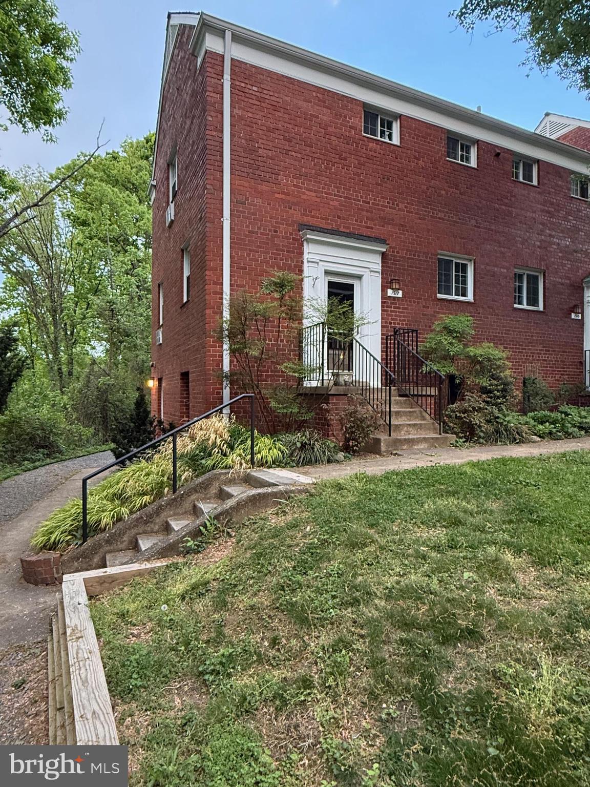 1517 MOUNT EAGLE PLACE