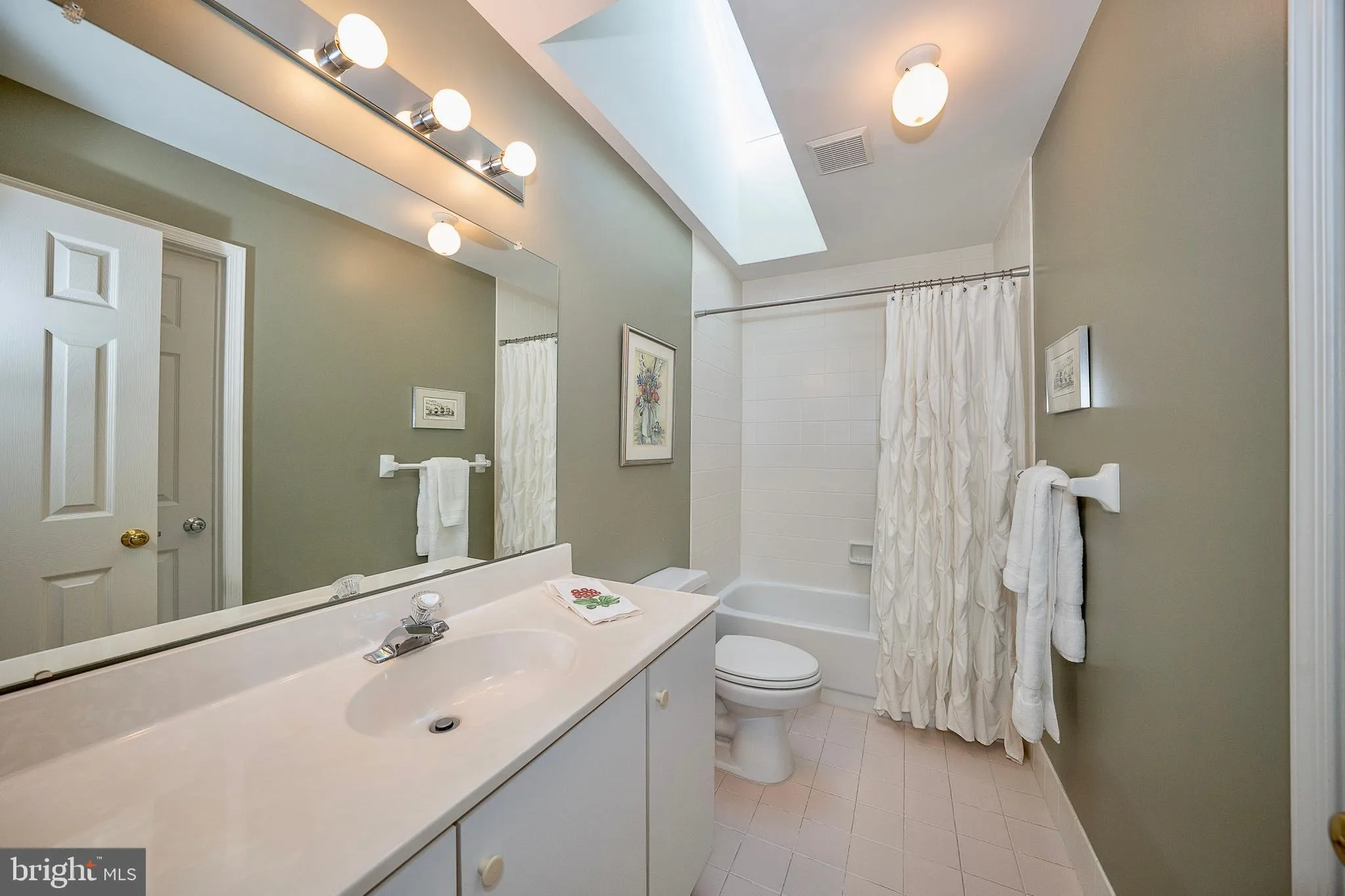 Berwyn, Pennsylvania 19312, United States, 3 Bedrooms Bedrooms, ,5 BathroomsBathrooms,Residential,Coming Soon,225910