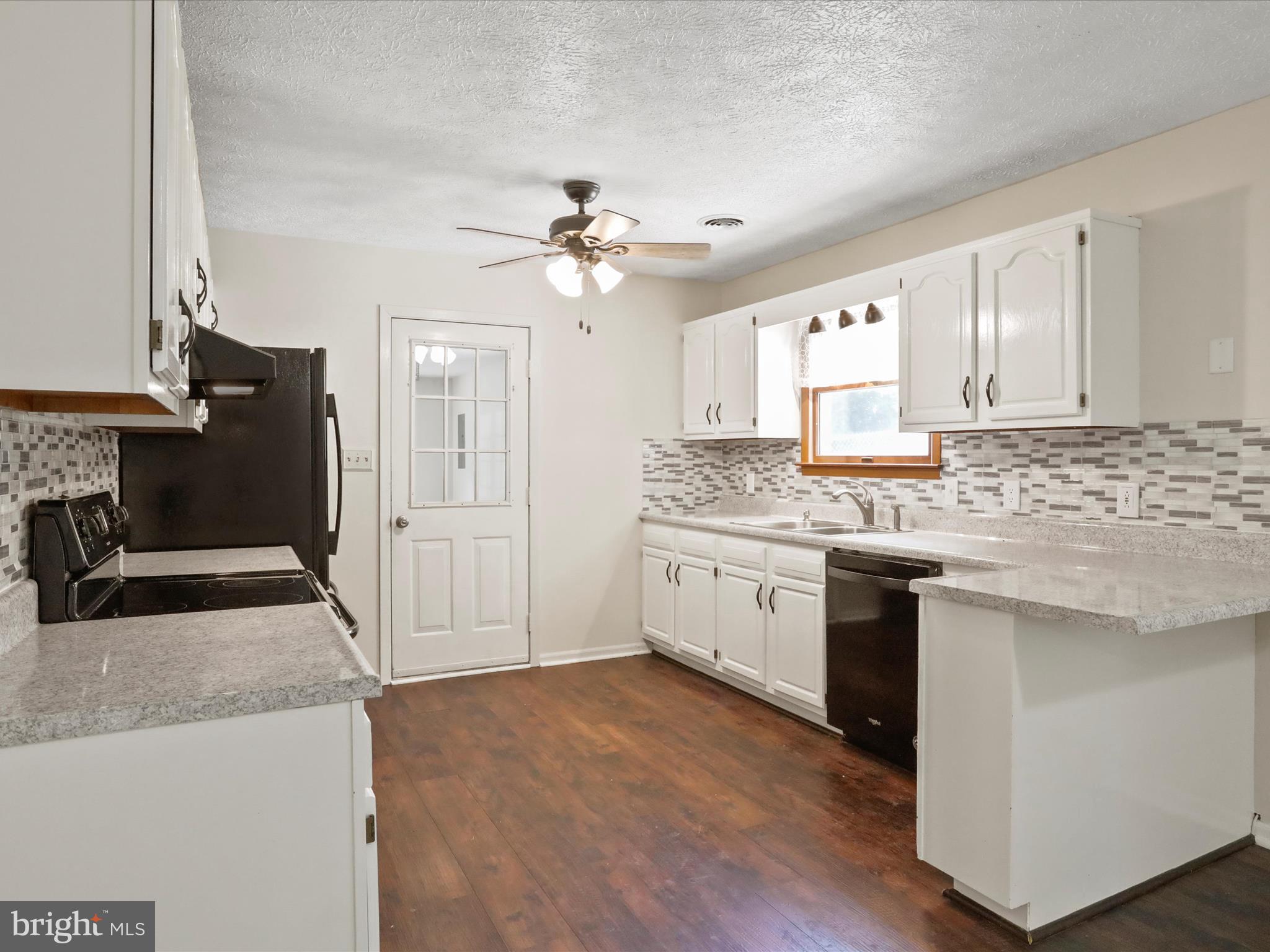 COUNTRY SIDE MANOR - Residential