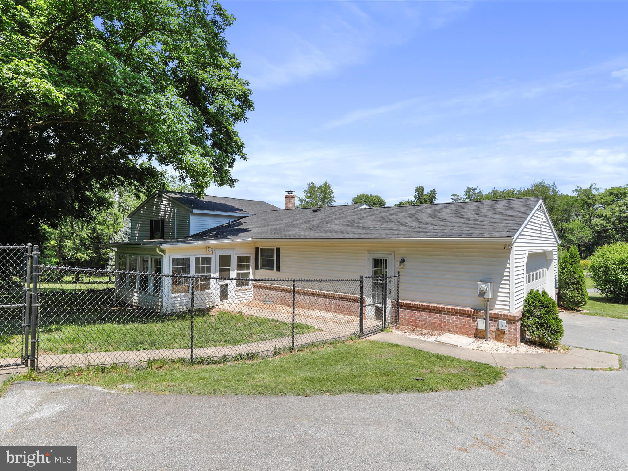 COUNTRY SIDE MANOR - Residential