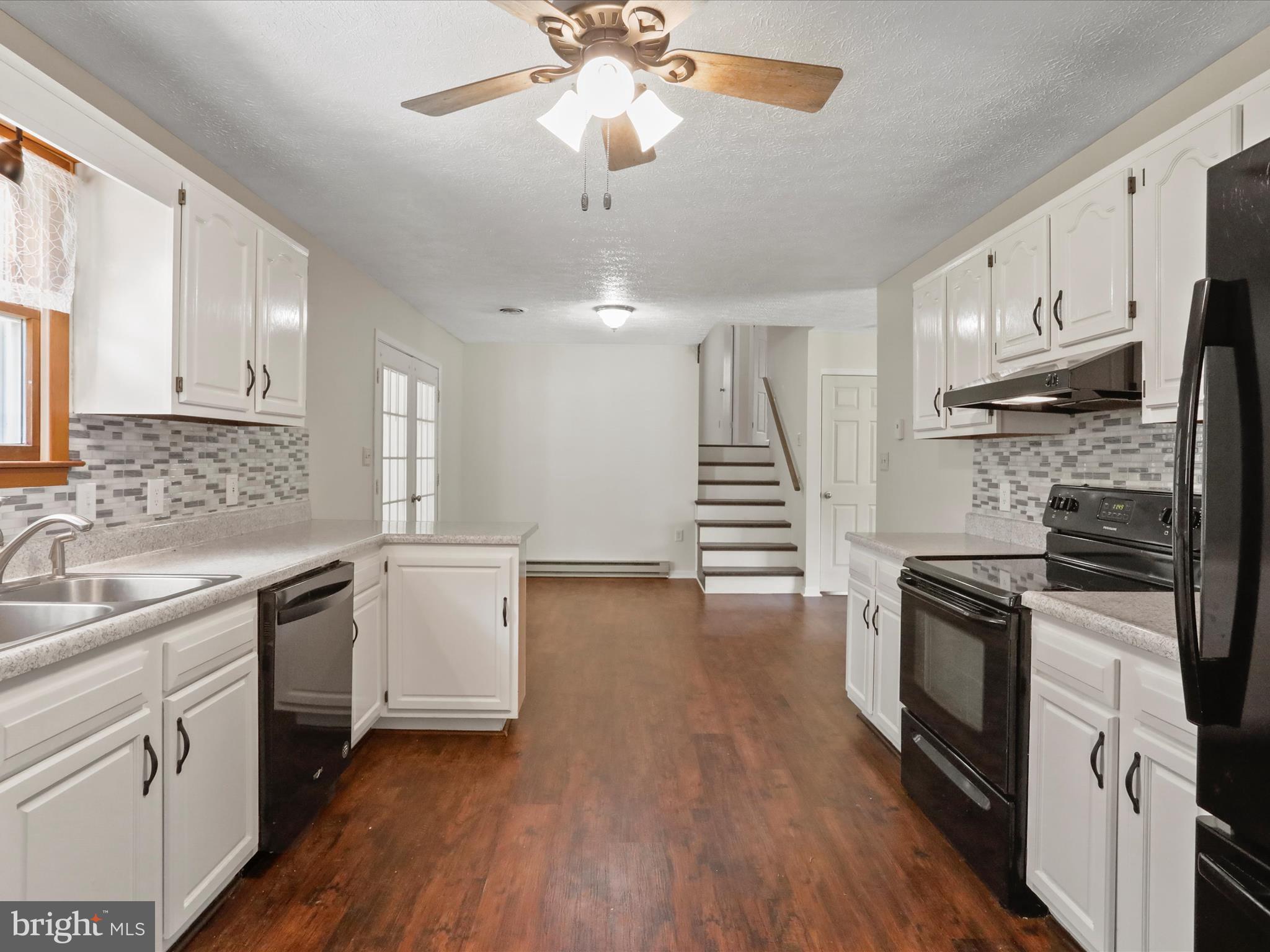 COUNTRY SIDE MANOR - Residential