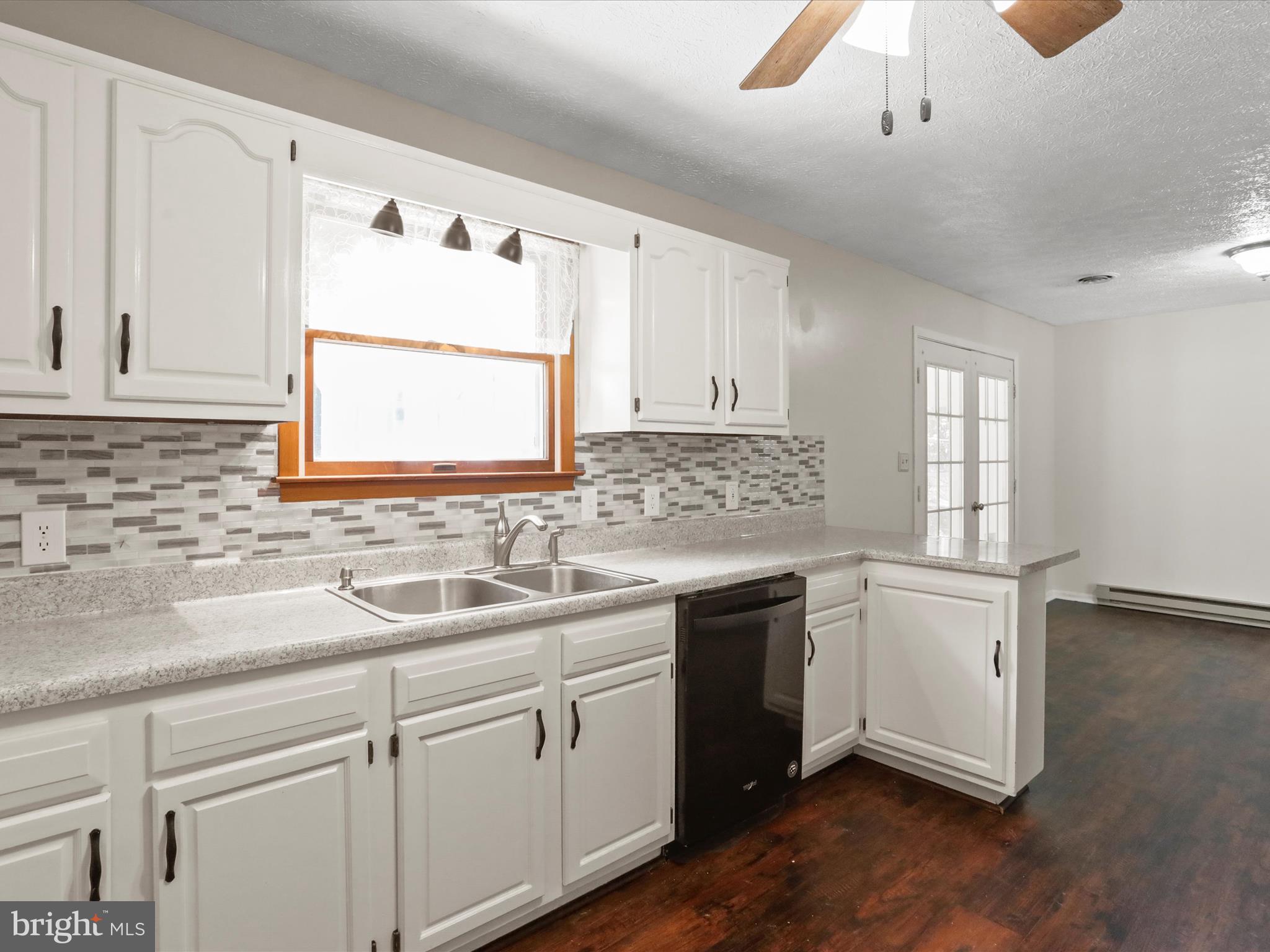 COUNTRY SIDE MANOR - Residential