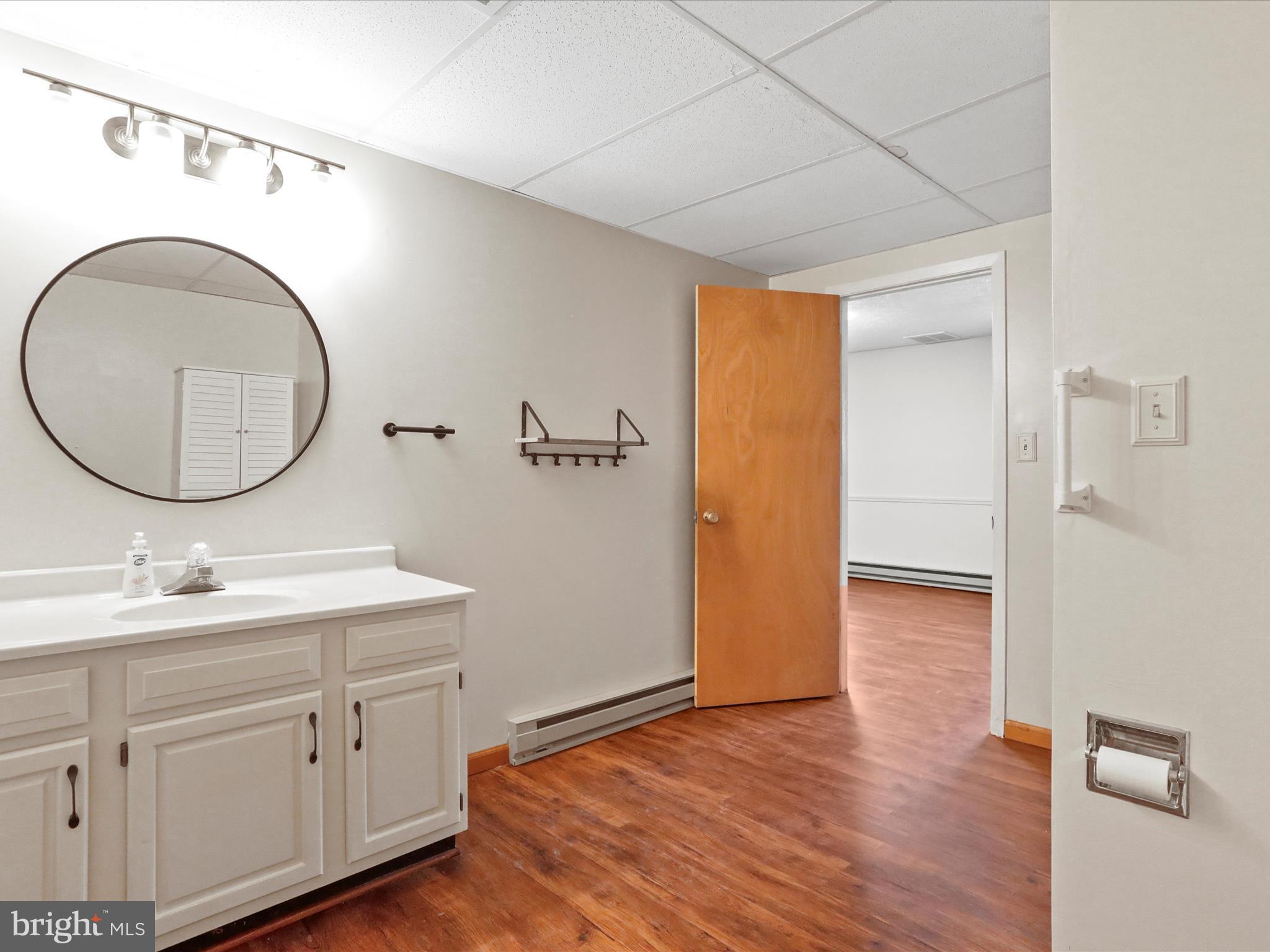 COUNTRY SIDE MANOR - Residential