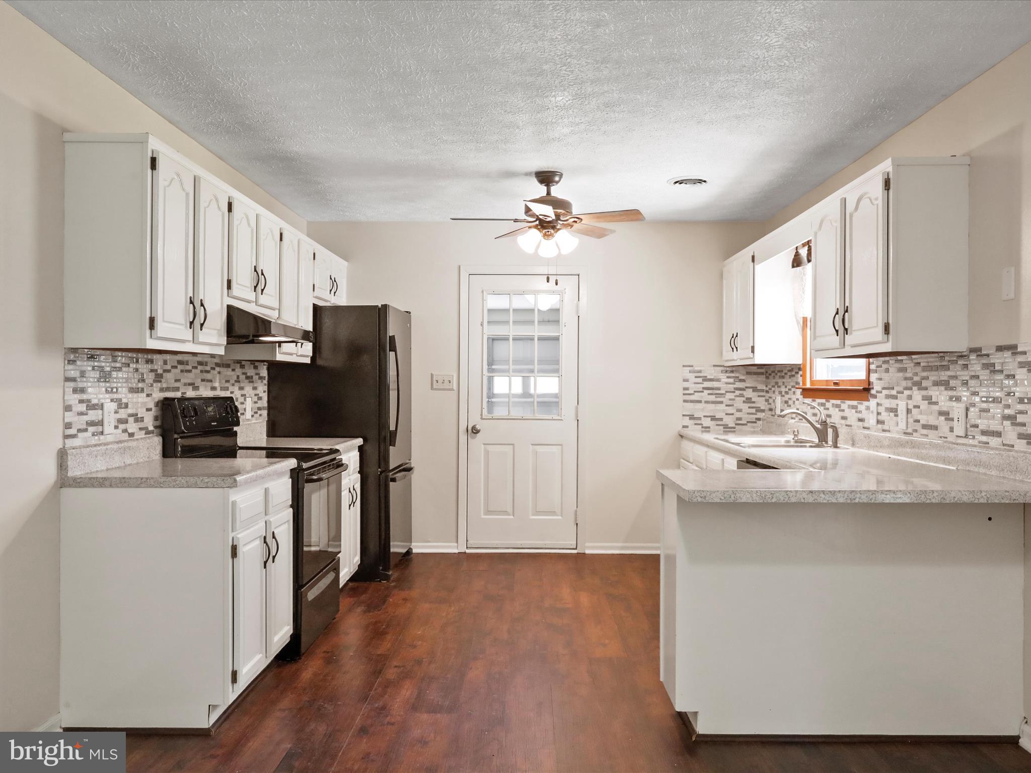 COUNTRY SIDE MANOR - Residential